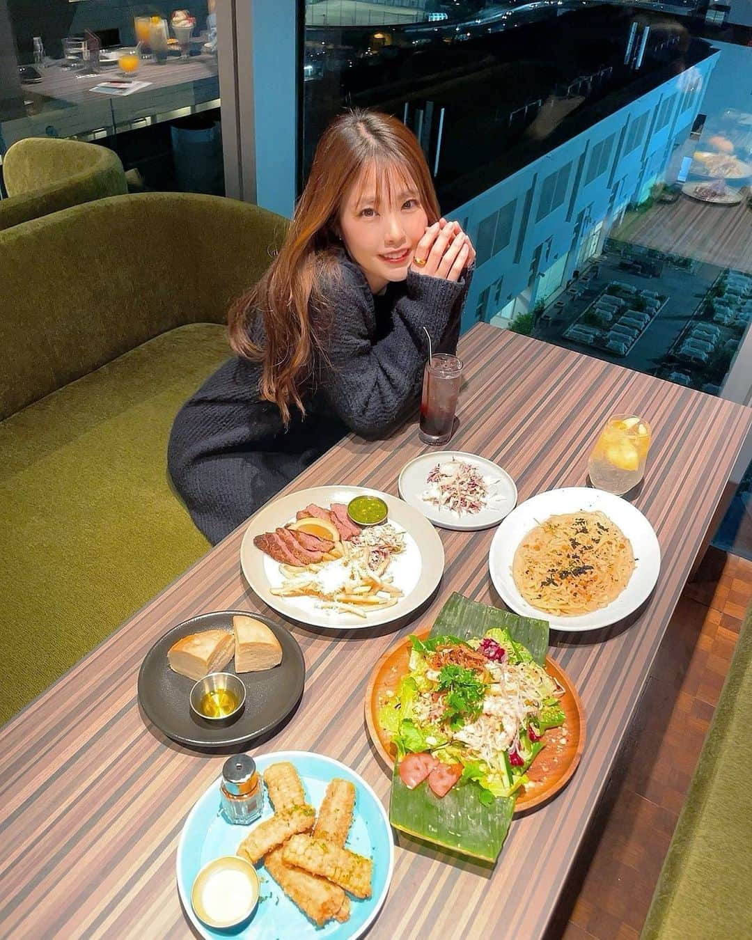 Airiさんのインスタグラム写真 - (AiriInstagram)「. どれも美味しかった🥲💖💖 また行きたい🫶 オリジナルドリンク作れて楽しかった🍹 . .  #osaka#fashion#make#大阪#関西#いいね#美容#前髪#レイヤー#あべのハルカス#スカイテラス#ディナー#女子会」4月12日 19時28分 - airi_f0924