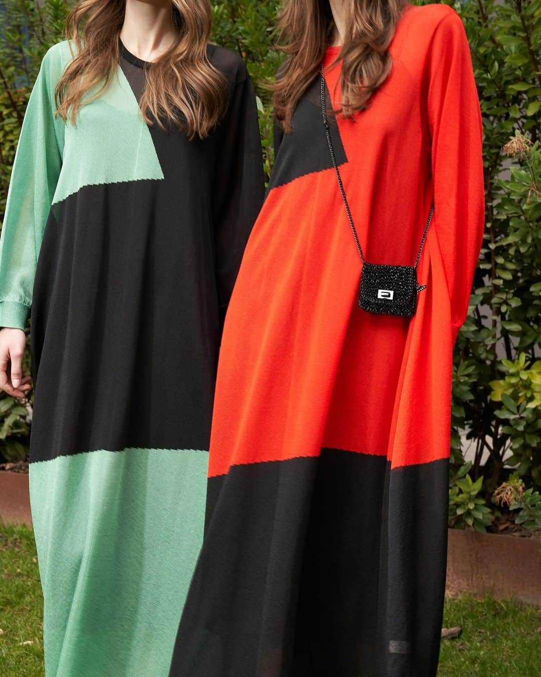 ANTEPRIMAさんのインスタグラム写真 - (ANTEPRIMAInstagram)「Using memory as a springboard for creativity, Izumi included various items with detail twist and seasonal hues. This bold and powerful color blocking #GrandiBlocchi strati dresses are airy and glassy. Offering striking red and green hues to inject tons of vitality to your spring wardrobe.   Shop the SS23 Collection now.  #ANTEPRIMA30 #SpringSummer2023 #SS23 #ANTEPRIMA #WIREBAG #MilanStyle #Milan #MilanFashion #Miniature #MicroBag #MiniBag #CraftBag #CrochetBag #Handcraft #KnitBag #WorkBag #ItalianDesign #Craftmanship #アンテプリマ」4月12日 19時30分 - anteprimaofficial