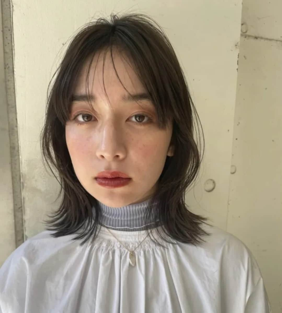 楽天ビューティさんのインスタグラム写真 - (楽天ビューティInstagram)「ヘアスタイル紹介 ✂︎... 伸ばしかけアレンジ 大人っぽシースルーバング💭 by @lagoon_photogallery さん  伸ばしかけの長さを活かしつつ、 毛先を整え、外ハネにする  ことで 今っぽく、アンニュイな印象に🫧🫧  @lagoon_photogallery さん ご協力いただきありがとうございました🤍  --------ヘアスタイル投稿 募集中--------  皆さまの素敵なヘアスタイルを募集中🤍  #rakuten_beauty をタグ付けいただいた ヘアスタイルの中から担当者がピックアップして ご紹介させていただきます。 ぜひご投稿ください✨  ------------------------------------  ●毎月開催！楽天ポイントが当たるキャンペーン  ネット予約・施術完了＋エントリーで 毎月楽天ポイントが当たります💕  1位　1万ポイント（5名）🤗 2位　5,000ポイント（10名）😆  この楽天ポイントは楽天市場で使えるから 高品質ドライヤーやコスメも買えちゃう！  また、コンビニやドラッグストアでも 使えますよ🤍  次回予約の足しにするのも良いかも✨  　▼条件詳細はこちらから 　https://beauty.rakuten.co.jp/cnt/topics/campaign/present/ 　（もしくは、プロフィール欄のリンクツリーから飛べます🤍）  ご応募お待ちしています💕  ------------------------------------  ⁡ #伸ばしかけアレンジ #ミディアム #ミディアムアレンジ  #ショートスタイル #伸ばしかけアレンジ #シースルーバング #切りっぱなし #顔まわり #今っぽヘア #大人っぽ #春髪 #アレンジ #ヘアサロンモデル #ヘアカラー #サロモ #大人ヘア #大人かわいい #小顔カット #美容室 #ヘアサロン #楽天ビューティ #池袋美容室lagoon　#lagoon」4月12日 19時30分 - rakutenbeauty