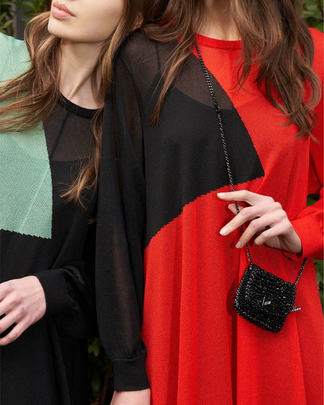 のインスタグラム：「Using memory as a springboard for creativity, Izumi included various items with detail twist and seasonal hues. This bold and powerful color blocking #GrandiBlocchi strati dresses are airy and glassy. Offering striking red and green hues to inject tons of vitality to your spring wardrobe.   Shop the SS23 Collection now.  #ANTEPRIMA30 #SpringSummer2023 #SS23 #ANTEPRIMA #WIREBAG #MilanStyle #Milan #MilanFashion #Miniature #MicroBag #MiniBag #CraftBag #CrochetBag #Handcraft #KnitBag #WorkBag #ItalianDesign #Craftmanship #アンテプリマ」