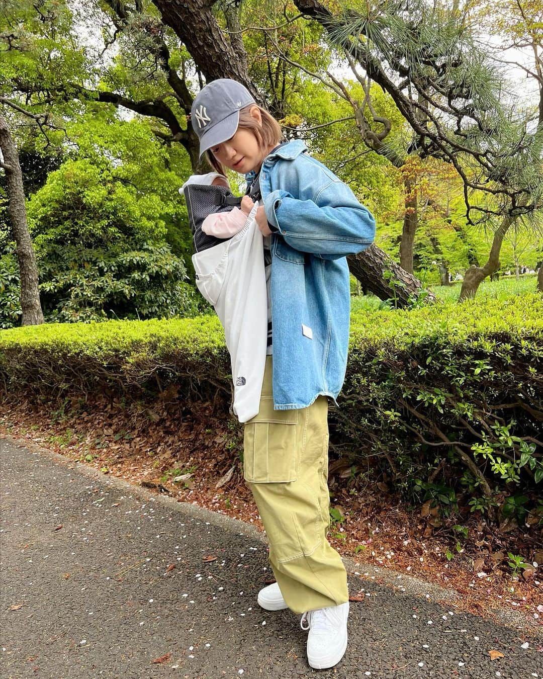 麻生夏子のインスタグラム：「#旦那さんコーデ @mm6maisonmargiela のデニムジャケット、この時期使える。  赤ちゃんについてる @thenorthface のUVカットケープ、この時期から夏にかけて必須です！ どすこい坊やの時から使い始めたんだけど、フードもついてるから頭焼けも防げます。これは重宝してます。 抱っこ紐も @babybjorn を引き続き。 先輩ママに教えてもらった、新生児から腰が座るまではこの抱っこ紐が1番使ったなあ。  お天気良すぎて新宿御苑に2日連続で行った週末。へとへとです。笑」