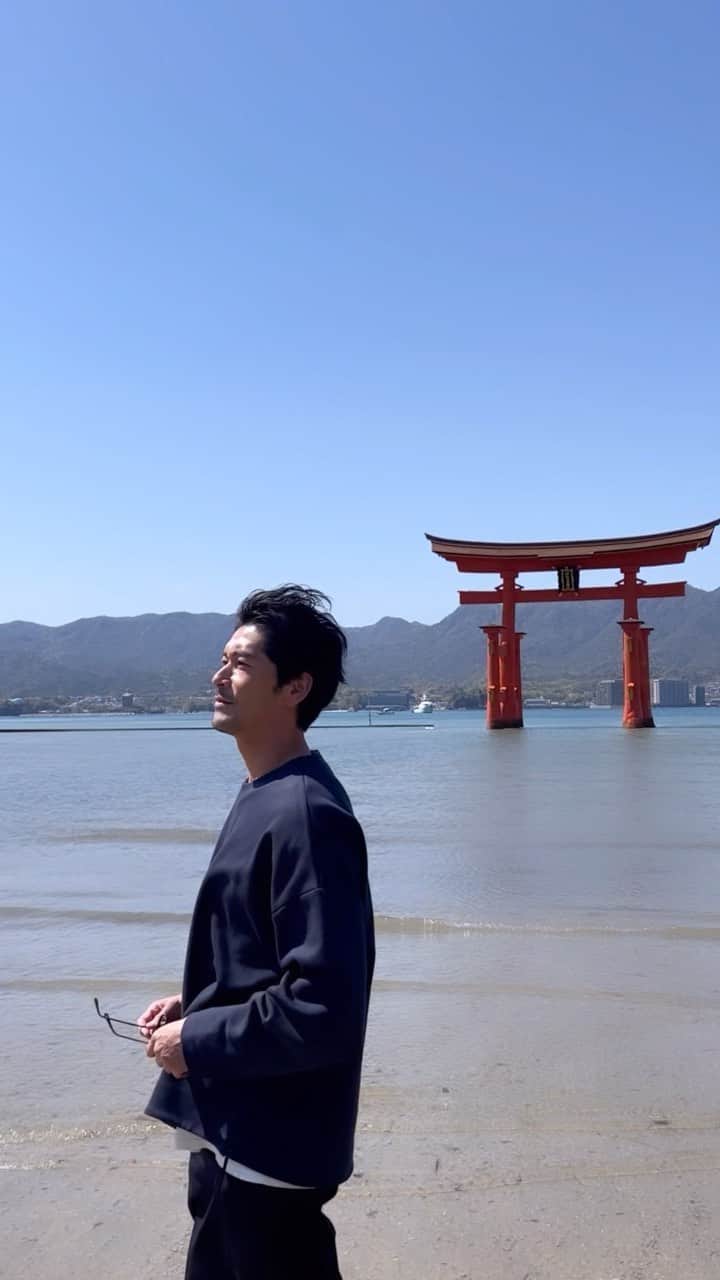 久保田裕之のインスタグラム：「学生の頃『青春18きっぷ』とヒッチハイクを使って来た以来の宮島⛩ 当時が思い出せないほど、フェリー乗り場もリニューアルしていてびっくり！  厳島神社ではパワーを頂きました😃 ありがとうございました！ #日本三景#世界遺産#宮島#厳島神社#おじさん達#の#遠足#久保田の暖簾#ステップ踏みたくなる#dance #揚げもみじまんじゅう#最高✌🏻」