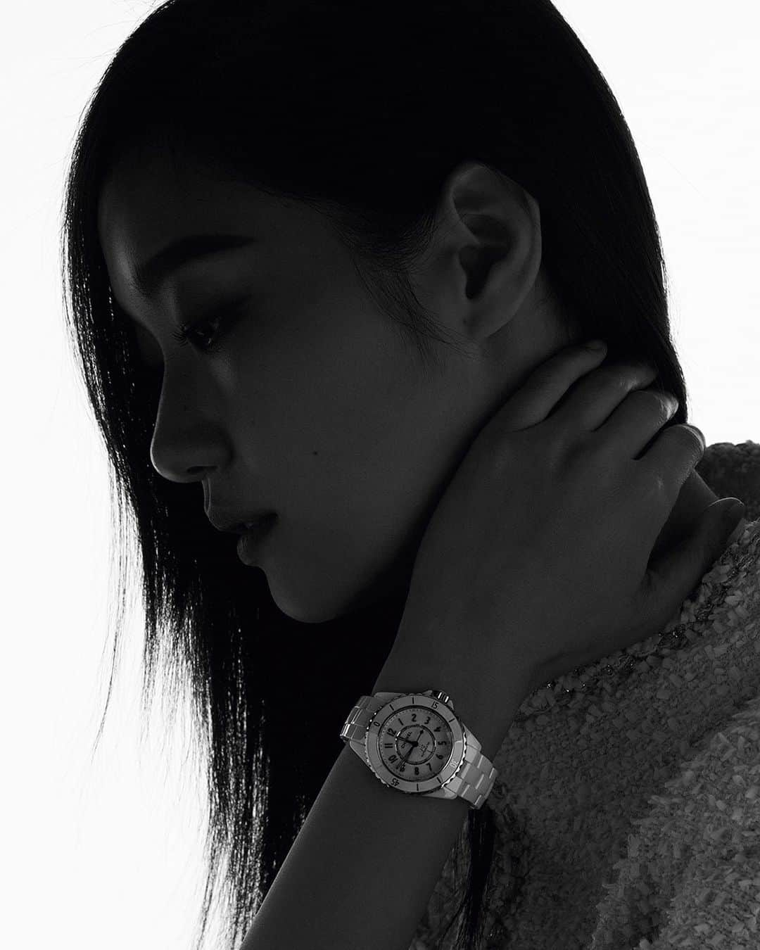 キム・ゴウンのインスタグラム：「@chanelofficial 🤍  #J12 #CHANELWatches #ItsAllAboutSeconds」