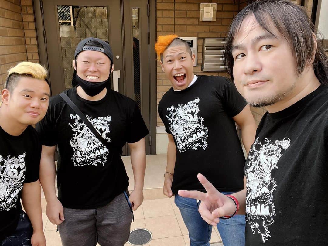 木高イサミのインスタグラム：「高橋にエイドTシャツの売り上げを渡す事が出来ました。お買い上げ頂いた皆さんありがとうございます。  我々はリング上のチームではないし、試合となったらバチくそに殴りあうけれど、仲良しファミリー。  これからInstagramはこんな感じで使っていきます。」
