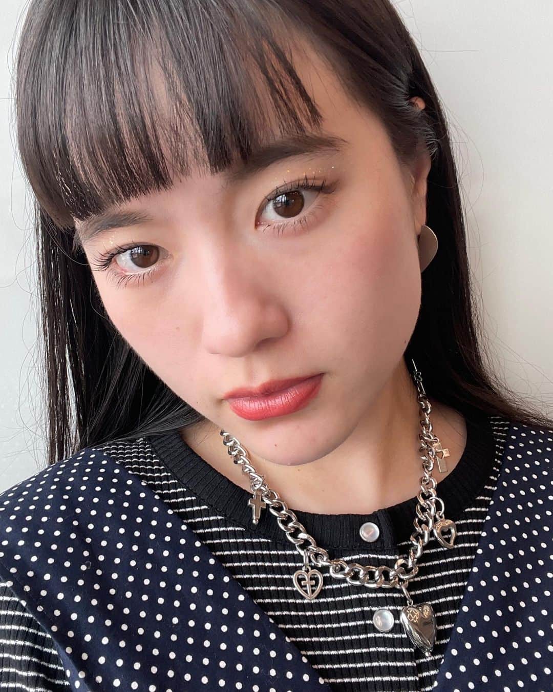 みこのインスタグラム：「このわたし、いつもと何が違うでしょうか・・・？🤫  正解は、、、  まつ毛パーマをしました！💎  今回はじめて”パリジェンヌ”にしてみたんだけど、とても良かった・・・！  通常のまつげパーマは、まつげ全体がカールするんだけど、パリジェンヌは根本だけを立ち上がらせるんです。  ずっとセパレートするバサッとしたまつげになりたいな〜と思っていて、パリジェンヌがそれを叶えてくれた！  最近マスカラは Milk Touchを使ってたけど、パリジェンヌしてからはお湯落ちするUZUの7番にまた戻しました👀  UZUの７番、コーム型だからセパレートまつ毛を作りやすい気がする＆塗り残しをピンポイントで塗れるのがいい。  GFCでものづくりを始めてから、細部を変えていくことの大切さを学んでいます。  これまで気づかなかった違いに気づけるようによく観察して、細かいところをひとつずつアップデートしてよくしていきたい。  わたしの周りの友達はそれが上手で、そして頑張っている子がたくさんだからいつも本当に刺激を受けています。  毎日ずっともっと可愛く、素敵になりたいなぁと思って生きてきたけど、飽くなき探求はまだまだ続きます。  もっと素敵になりたい。💎  まつ毛パーマ担当してくれたmakotoさん、ありがとうございました🤍 @makoto__eye @deicy_omotesando   表参道のど真ん中にあってアクセス抜群のお店も店内がすごく明るくて開放的な雰囲気で過ごしやすかった〜！  ”パリジェンヌ”やってみたい方はぜひ！🌷」