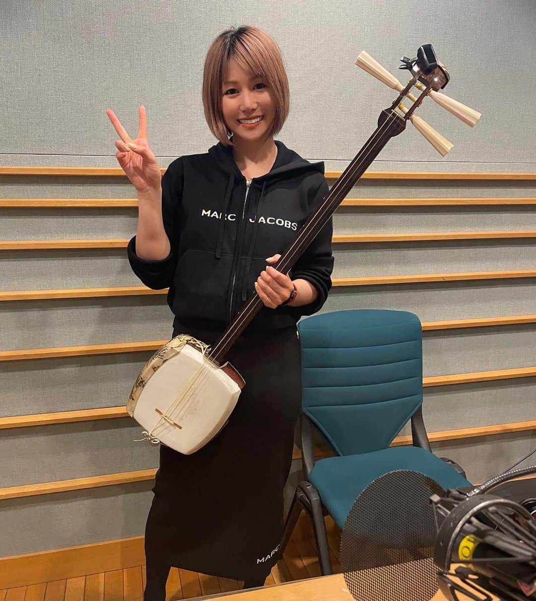 蜷川べにのインスタグラム：「さてさて本日は【FM大阪】 ｢和楽器バンド 蜷川べにのeasy going～和の響き～｣収録でした。今回は三味線も一緒です。いやー、今日はかなりしゃべくりまくりましたのでお楽しみにです。」