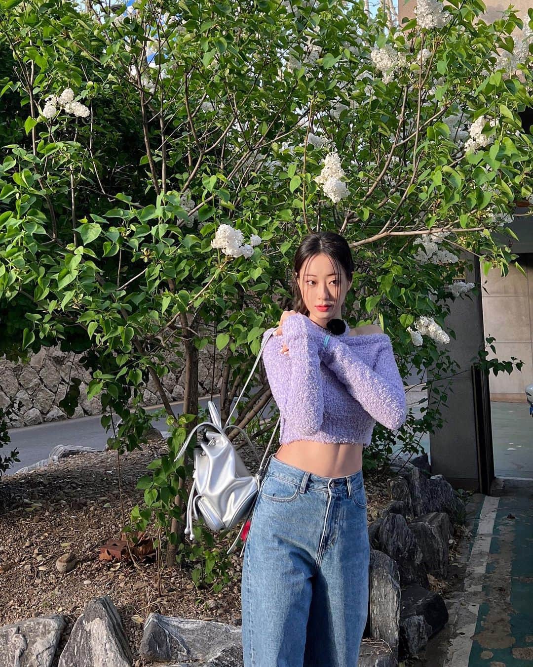 ギョンリ のインスタグラム：「이 나무 이름 아시는 부운~ 🤍 (매년 좋아하는 #라일락 앞에서 사진찍기✌🏻)」