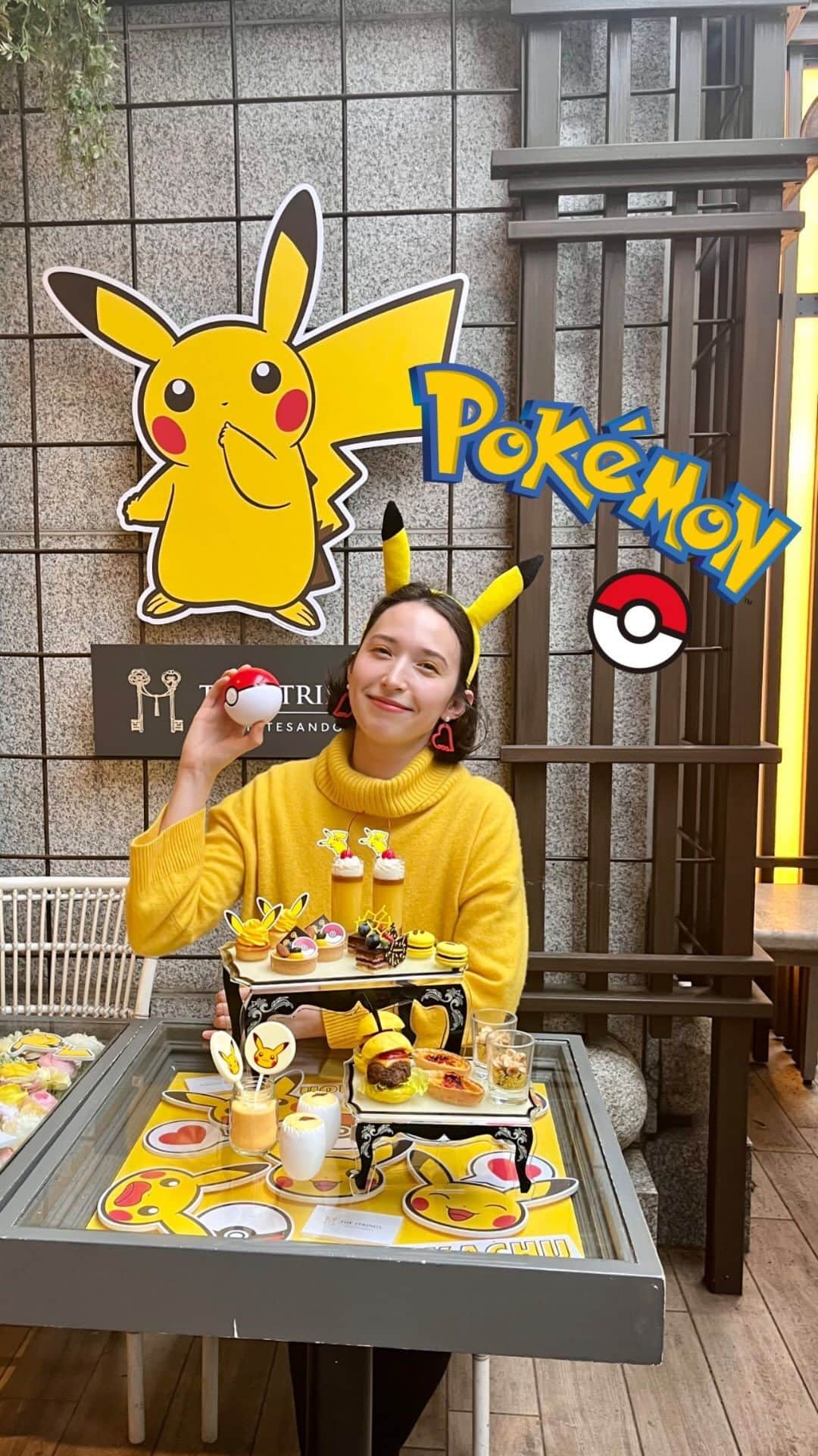 斉藤アリスのインスタグラム：「Pikachu Afternoon Tea⚡️ @ The Strings Omotesando @stringsomotesandoh  野生のピカチュウが表参道に現れた！  ま、まさかのテラスで アフタヌーンティーを食べていた🫖🧁  そんな可愛すぎるバトルが始まります！ マフィンもマカロンもプリンも ぜーんぶピカチュウ尽くし💛  来週スタートの企画ですが、 既に問い合わせ殺到してるそうなので、 ご予約はお早めに💛  ザ ストリングス 表参道の内覧会にご招待いただきました。  📍ピカチュウ アフタヌーンティー 値段：¥5,800〜 期間：2023年4月24日～7月3日 場所：ザ ストリングス 表参道1階 Cafe＆Dining ZelkovA  #ゼルコヴァ #ストリングス表参道  #アフタヌーンティー #表参道カフェ #表参道グルメ  #zelkova #stringsomotesando #ピカチュウ #pikachu #pokemon #ポケモン #ポケモンカード #皮卡丘 #任天堂 #精灵宝可梦 #피카츄 #포켓몬 #ポケモンカフェ #pokemoncafe #pokemongo #プロモーション #PR #tokyo2023 #tokyosweets #omotesando #japan2023 #japanesegirl #japantrip #tokyotrip #tokyotravel」