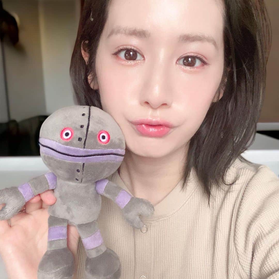 のインスタグラム：「. １歳７ヶ月、ついにアンパンマンのターンがやってきた！ . とはいえ推しは「だだんだん」。 . 最初はアンパンマンよりも「キンマン！キンマン！！！」と言っていたのでバイキンマンサイドを応援していたのでしょう🦠 . だだんだんってなんだって感じだったけど、バイキンマンが作ったメカのこと全般を指すみたい🤔 . けっこう人気があって意外でした！ . とはいえアンパンマンのガチャポン並んでいて、前の子がだだんだん出て不服そうだったけど、「うちはそれがいいんだよ…」って思いながら花形の食パンマン引きましたね。 . ヒキってそんなもんですよね。笑 . . . #だだんだん #令和３年ベビー」