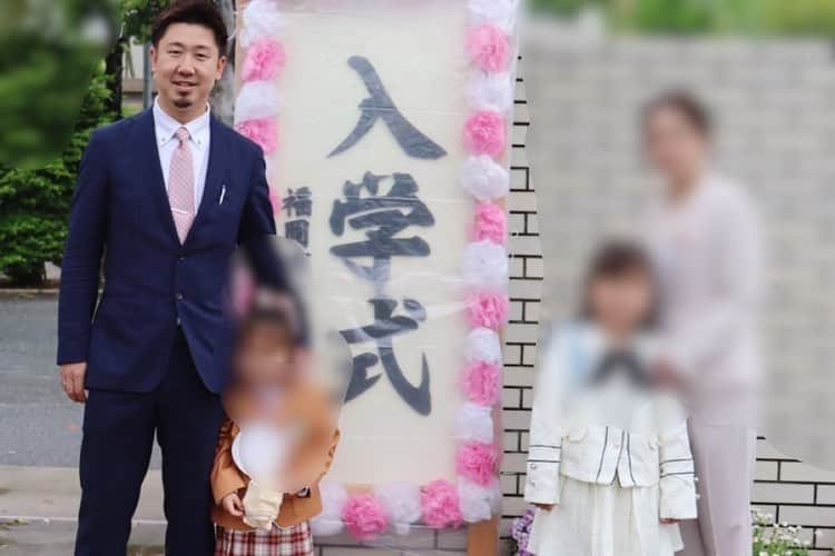 のインスタグラム：「娘、入学式！ わけのわからない世界からやっと日常に戻ってきた感覚だ！ やっぱり家族との時間が大切だと改めて思う！ もう少ししたら選挙の事に関してYouTubeでコメント動画出していきます！  #ビーグルクルー #入学式 #娘 #新一年生」