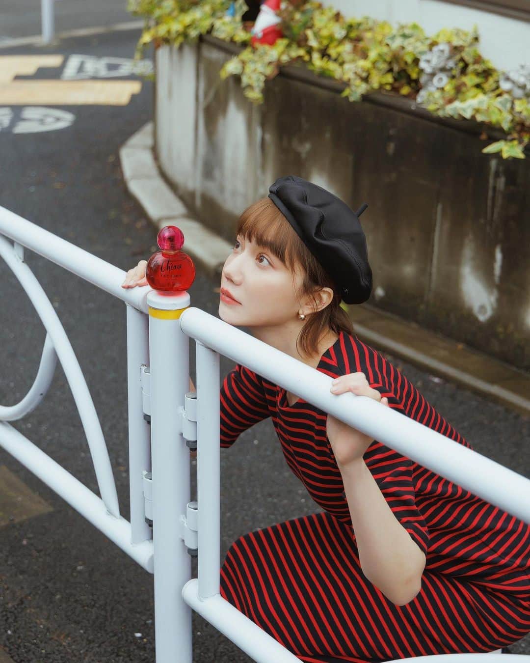 のインスタグラム：「看著身邊好多人都重溫一趟東京 這次終於輪到我了 只是這趟太受雨神眷顧   噴上Kate Spade新出的 #Chérie啵啵巴黎淡香精 穿梭在雨中也能有好心情的味道 後味有我最愛的麝香跟白木 讓滿滿酸甜果實香調有不一樣的層次 像烏雲散去後的陽光 充滿活力自信 帶給人溫暖的存在   中目黑住宅區建築各有自己的特色 可惜沒去到隈研吾設計的星巴克 河岸第一排賞櫻人潮真的滿出來啊～～   #MyKateSpadeFragrance #KateSpadeCherie」