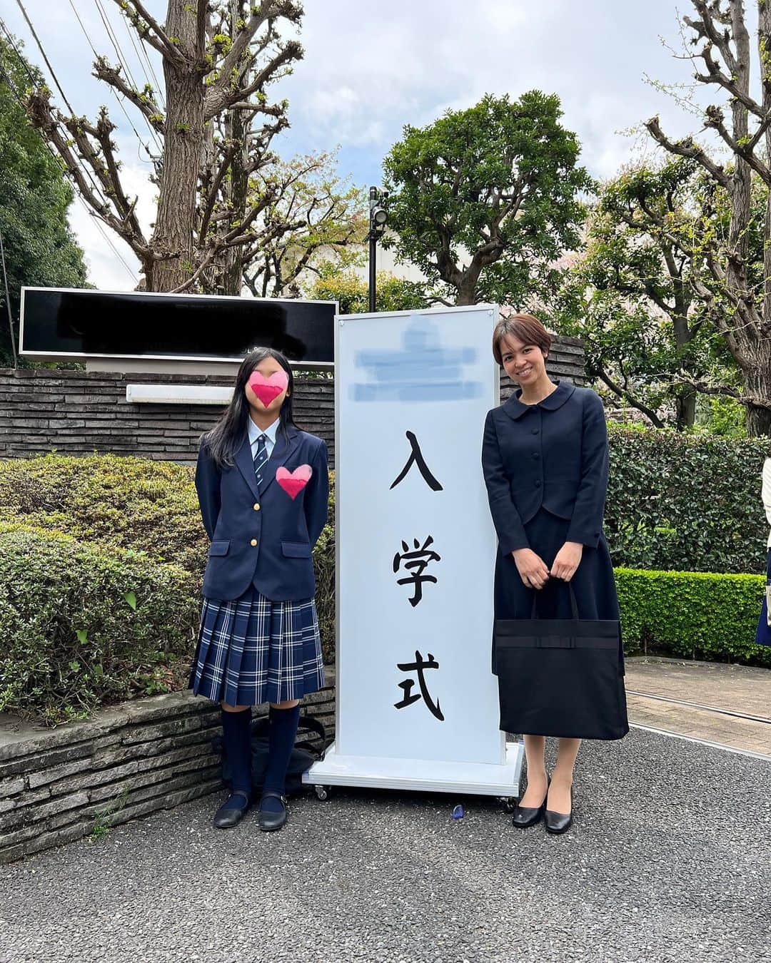 鈴木サチのインスタグラム：「. あんなに小さかったお姉ちゃんも、今では頼もしく育って、先日無事に中学生に😌 . おめでとう🎊🎊 . 毎日楽しそうに学校に通ってて、そんな姿が羨ましくもなるわ😊 青春だねー😌 . しっかり勉強もしてよー😅✨ . . にしても、私若いなー😂 . #ママ #ママモデル #モデル #4児ママ #長女 #中学生」
