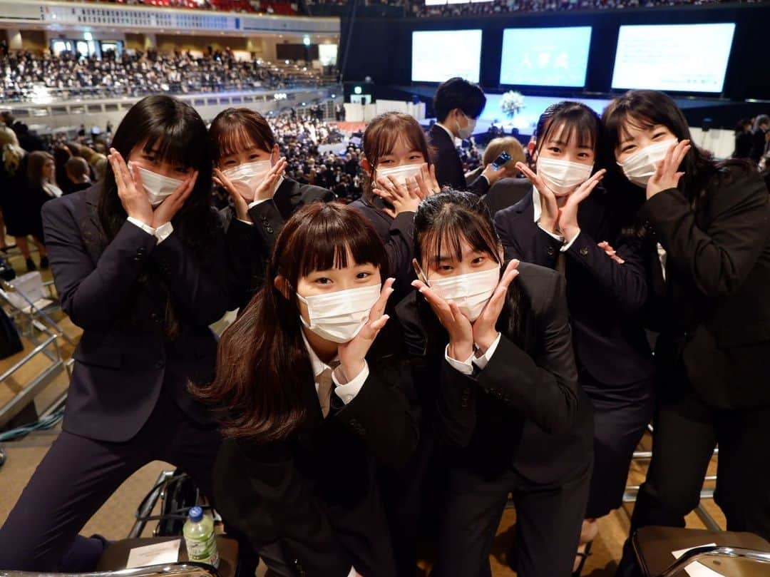 東京福祉専門学校さんのインスタグラム写真 - (東京福祉専門学校Instagram)「. 新入生のみなさんご入学おめでとうございます㊗️🌟  先日両国国技館にて入学式を執り行いました！ 新入生のフレッシュなキラキラ感がとっても伝わってきました🌱✨  滋慶学園グループの入学式は『最初の授業』として行っています。 将来目指す仕事に向かって、一人一人がよしやるぞ🔥と思いが高まる日となっていたら嬉しいです！  入学式ではみんなでケミカルライトを振ったり、ファッションショーがあったりもしました😎👗  どんな入学式なのか気になりますよね🤭❓ オープンキャンパスでお話ししますので、ぜひ聞きに来てくださいね🫣🤍  #入学式 #新入生 #入学おめでとう #専門学生 #専門学校 #滋慶学園 #滋慶学園グループ  #東京福祉専門学校 #福祉 #保育 #リハビリ の専門学校 #東京 #西葛西 #江戸川区 #ディズニー に近い専門学校」4月12日 19時59分 - tokyo_fukushi