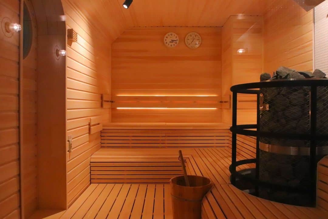 8hotelのインスタグラム：「広々としたサウナルームにはシンボリックなサウナストーン。仲間同士のおしゃべりや撮影もOKです。⁠ ⁠」