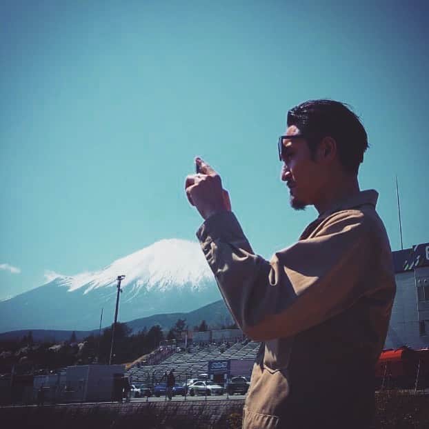 高木勝也さんのインスタグラム写真 - (高木勝也Instagram)「🗻  日本一の山を見ていたら 不思議と 一生に一度は訪れなきゃ。 って気持ちが湧き出てきました。 触れとかなきゃ。みたいな。笑 いつか必ず。 そんな元気の源、富士をお裾分け！！  多分、週末あたりに出演のお知らせではないお知らせが出来ると思います。 なんのこっちゃですね。笑 けど、個人的にも初の試みなので喜んで貰えたら嬉しいなって思います。 絶賛準備中！ んでもって作品のクランクインももうそろそろだし、舞台『DEAR BOYS』にも気持ちを寄せていく時期にもなってきました。  一つ一つ、丁寧に。 富士山みたくドンと構えて。ドーーン！！  んー！ではでは。 今週もあと半分くらいですね。 良い時間にしましょうぜーーい！！！ #富士山  #mountfuji  #富士と髭  #良い事ありそう笑  #今日も一日お疲れ様でした」4月12日 20時00分 - katsuyoung__1128