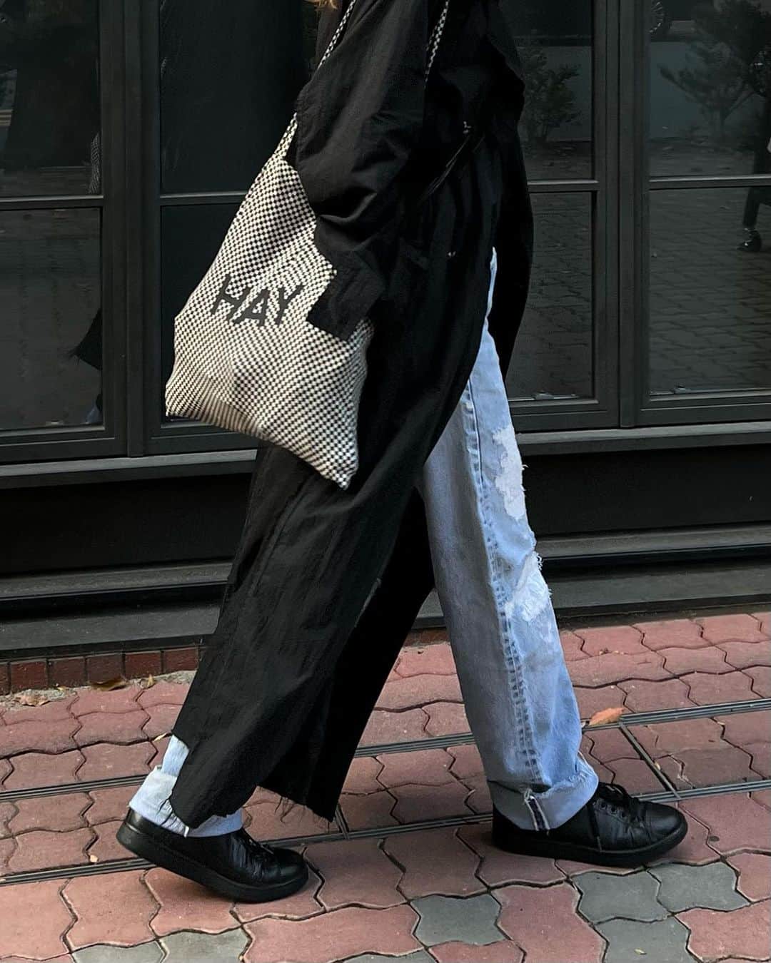 miriishiiさんのインスタグラム写真 - (miriishiiInstagram)「🌿 ⁡ trench coat : @perverze_official  tote bag : @hayjapan  denim : vintage @levis  shoes : used @adidasoriginals @garden730  ⁡ —— ⁡ トートバッグにものを入れすぎて 表面がボゴボコになってしまったので オシャレポイントマイナス50点😫💦 ⁡ 次週！目指せ！ 世界にひとつのなだらかな表面！ ⁡ ⁡ 🚶‍♂️🔥 #outfitoftheday #miriishii」4月12日 20時00分 - miriishii