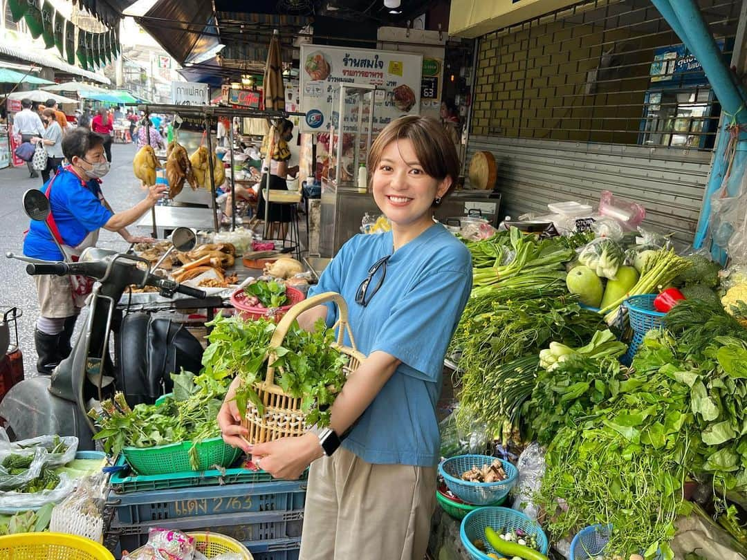 並木万里菜さんのインスタグラム写真 - (並木万里菜Instagram)「.  タイの料理教室は 買い出しから始まりました🙆🏻‍♂️  バジルだけでも4種類あって ハーブがもりもりです。  #タイ旅行#タイ料理#タイ料理教室  #買い出し#スタート #並木万里菜#テレビ朝日アナウンサー#テレビ朝日#テレ朝#アナウンサー」4月12日 20時00分 - marina_namiki