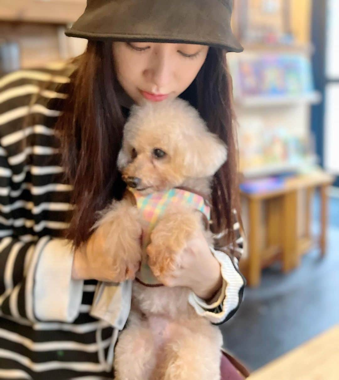 神室舞衣のインスタグラム：「お久しぶりです。 気づけば424日振りの投稿。汗  60週4日後 14ヶ月後 1年2ヶ月後。  普段人との交流が少な過ぎるので ボーッと過ごす事も多いんですが、こうして可視化する事で色々と無駄な事、大切な事がはっきりして気持ちが引き締まりますね  もう春ですもんね早い！ 桜は散ってしまったけど色々な場所で沢山の花が綺麗に咲いていて気分が明るくなりますね🌸 この春の景色もすぐ終わっちゃうからしっかり満喫しましょ〜🫶  そしてあっとゆーまに夏かな〜 大好きな向日葵の季節🌻🌻🌻 今年は頑張って海へ行こうかな〜と思ってても毎年、一度も行かずに夏が終わるんですよね、、 今年はどうだろう☺️  あとは、さくちゃんとこたちゃんとも色々な所に行きたいな。 今年は自分の中で色々と目標がいくつかあるのでそこに向けて進んでます。皆さんはお正月にたてた今年の目標目指して進めれてますか？😌  小さい目標、大きな目標 今月やる事、やりたい事 私は何でもいいからとりあえず思った事をノートに毎月書いてます 頭がすっきりして好きです🫶　 そして何より実行しやすい！ お試しあれ〜ってしてる人結構いそうですね😊」