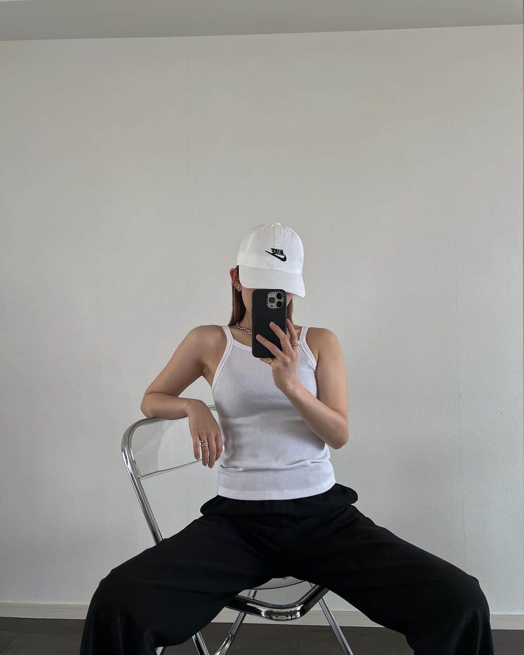 のインスタグラム：「.  いいファッションアイテムを見つけた時、皆さんにシェアしたいように、生きやすくなる為のいい方法を見つけたこともシェアしたいと思い、綴りはじめました。  あくまでわたしの発信ツールはファッションですが、メンタルヘルスもSNS時代とっても大事なこと！ わたしの経験談がどなたかの希望になったり、きっかけになったらいいな…そんな気持ちでいます☺️  cap…#nike tops…no brand pants…sample」