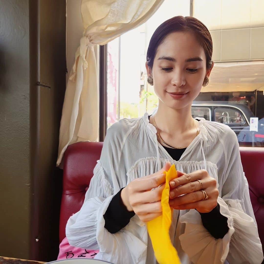 福田メイコのインスタグラム：「ここのピザ美味しかった🔥 注文直後から食べる支度完璧にするスタイル☝️ 八が🕊️って気付いただけで幸せな気持ちになる鎌倉の空気🫰 食べるべき品が多すぎて吟味中の時間👌 友達と旦那くんにたくさん写真撮ってもらったけど、最後の写真ストーリーの反応みんなから凄くあって私はこういう系でやっていけばいいのかと気付く🌪  #次は陶芸 #続く🚶🚶🚶」