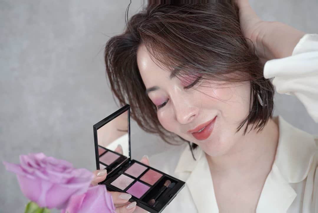 戸田さと美のインスタグラム：「春メイク♡ ライラックな気分な戸田です。  美的　美容家が選ぶ年間ベストコスメ大賞でも 数多くの商品が受賞している大好きなアディクションで メイクしてみました。 アディクション　ザ アイシャドウ パレット 002 Everlasting Lilac　 エバーラスティング ライラック を中心に チークやリップもローズ系で合わせてみると これまたとっても雰囲気のあるメイクアップになりました。  パープル系は下手すると 昭和感たっぷりな古メイクになるけど さすがアディクションですね。 メインカラーのライラックだけでも カッコイイですが、 ４色全てを組み合わせると もっと良い女感が出る。 パールやラメも絶妙。 特にラメが飛ぶのが大嫌いな私でも 納得の密着感と光の反射加減。  全てがパーフェクトでした！  お出かけが楽しみですね！ アイシャドウはタグつけしてるのでタップしてみてね♡  ■eyes アディクション　ザ アイシャドウ パレット 002 Everlasting Lilac　 エバーラスティング ライラック  ■cheek ディオールスキン ルージュ ブラッシュ  826 ギャラクティック レッド  ■chips ADDICTION TOKYO　THE MATTE LIP LIQUID アディクション　ザ マット リップ リキッド 020S Pure Rosewood  @addictionbeauty_official  #アディクション #コスメ #コスメ好きさんと繋がりたい #コスメレポ #コスメマニア #美容 #美容好きな人と繋がりた #美容好き #美容垢 #スキンケア #スキンケアマニア #スキンケア好き #時短メイク #ツヤ髪 #美髪ケア #透明感 #エイジングケア #美肌ケア #ヘアカラー #ヘアカラートレンド #健康オタク #ダイエット #新作コスメ  #お散歩 #ママファッション #シングルマザー」