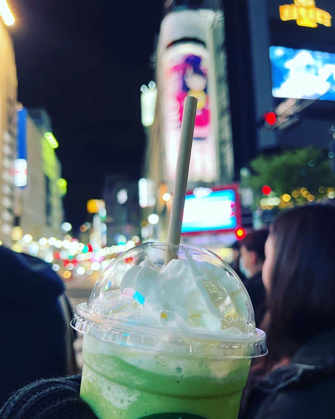 横槍メンゴのインスタグラム：「アイちゃんに飲ませようとした。 今夜スタートのアニメ、最高の出来です。よろしくお願いいたします！ #推しの子」