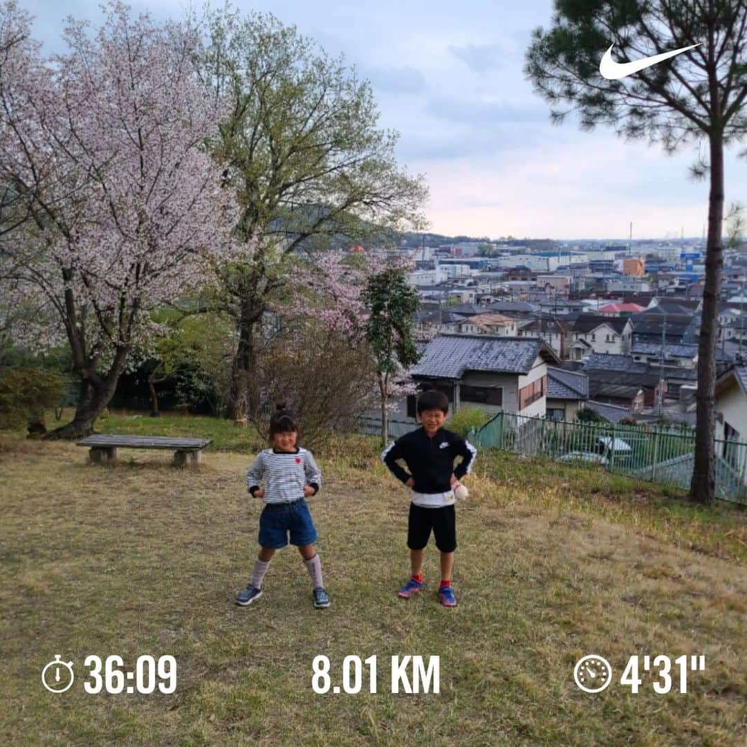 三田尚央のインスタグラム：「夜ラン‼️‼️(8kmまったりラン😁✨)  最近モチベーションが上がらなくて今日もやる気でないまま出発したけど、だんだん気持ち良くなって久しぶりにスッキリとラン出来た(^^)✌️ 良い汗もかけたし良かった☀️ ナイストレーニング👍️  31歳目標達成目指して頑張ります☀️ 積み重ね大事❗ 継続あるのみ(^^) 健康一番‼️‼️  休日のひとこま‼️  日々成長❕ 日々挑戦❕ 日々感謝❕  #ランニング #目指せフルマラソン #日々成長 #日々挑戦 #日々感謝 #息子 #娘 #家族 #31歳 #instagram  #目標 #筋トレ #ダイエット #ストレッチ #トレーニング #黄砂 #NIKE #ラン #夜ラン #フルマラソン #ハーフマラソン #頑張ります #笑顔 #ビール #サッカー #8kmラン #気持ち良し #春 #4月」