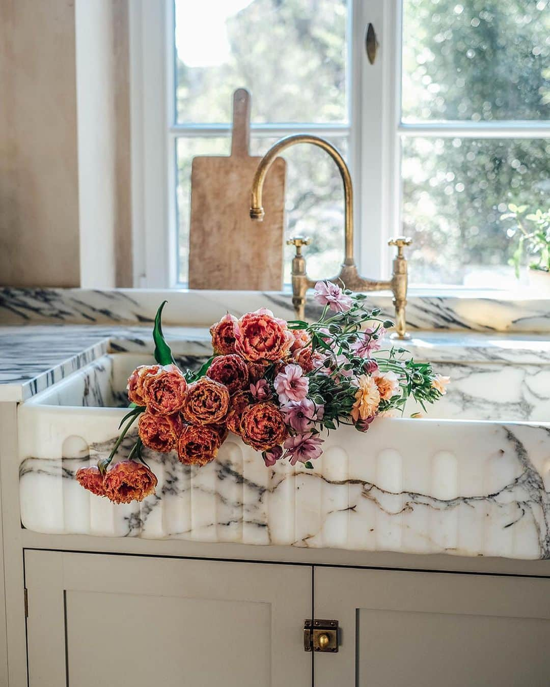 Our Food Storiesのインスタグラム：「Some beautiful spring flowers for you guys! Happy Wednesday 🌸🌞 #ourfoodstories_countryside  ____ #flowerlovers #flowerphotography #springvibes #springflowers #springflower #springmood #frühlingsblumen #tulpenliebe #tulpen #tulipseason #marblesink #marblekitchen #arabescatomarble #devolkitchens #blooooms #flowerlovers #dreamyaesthetic #kitchensink」