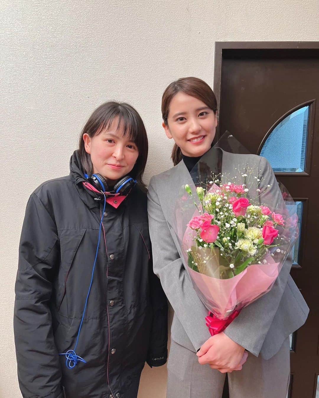 山崎紘菜のインスタグラム：「🥐 #HU35  クリエイターズ・チャレンジ作品 『姉にヒュッゲを教えたい』 本日よりHuluにて独占配信中です！ 写真は中林佳苗監督と💐 記念すべき初監督作品に出演させていただけて光栄でした😳 #姉にヒュッゲを教えたい #Hulu視聴者投票もあるみたいなので #ぜひ皆様の清き1票を…！！」
