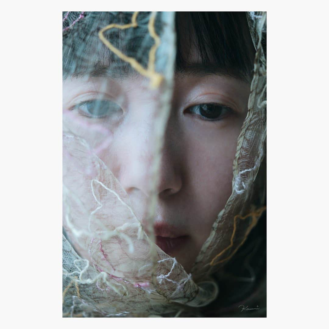 花澄さんのインスタグラム写真 - (花澄Instagram)「「うまれる 2023」 Leica M10-P  elmar 65mm f3.5 self portrait  きのう近所の雑貨屋で ふと気に入って買った シルクのストールに タッチされた。  #leica#leicam10p#elmar#elmar65mm#oldlens#オールドレンズ#tokyo#japan#oldlens_tokyo#花澄#kazumiphotography#visoflex」4月12日 20時10分 - textisan