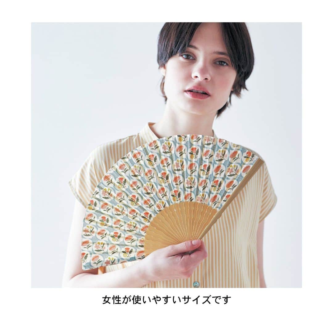 mini_labo_jp(ミニラボ) さんのインスタグラム写真 - (mini_labo_jp(ミニラボ) Instagram)「𓍯   𓂃◌𓈒𓐍  洗練された扇子で品よく涼んで   𓂃◌𓈒𓐍  ☞扇子／白竹堂  京扇子の老舗「白竹堂」とコラボした扇子。 骨の部分は白竹を使用し、ミニラボデザインの繊細なフラワー柄がいっそう引き立ちます。  ロゴ入りのケース付きでさっとバッグや巾着にも入れやすいのがうれしい。  夏の通勤やお出かけに欠かせない扇子。洋服にも浴衣にもぴったりなミニラボのさわやかなデザインは、持っているだけでなんだか素敵な人になれそう。  ~~~~~~~~~  ＼まとめ買いで最大15％OFF／ ミニラボまとめ買いキャンペーン実施中 《期間:2023年4月20日(木)まで》  ミニラボ夏号発刊プレゼントキャンペーン実施中 《期間:2023年5月18日(木)まで》  詳しくは、画像をタップして商品ページをご確認ください。 ~~~~~~~~~  #minilabo #ミニラボ #ベルメゾン #BELLEMAISON #チュニック #夏ファッション #夏コーデ #大人ファッション #丁寧な暮らし #刺繍 #おしゃれな暮らし #日常を大切に #暮らしを楽しむ #シンプルに暮らす #通勤コーデ #お祭り #夏祭りコーデ #扇子 #夏ギフト #浴衣 #浴衣コーデ」4月12日 20時11分 - mini_labo_jp