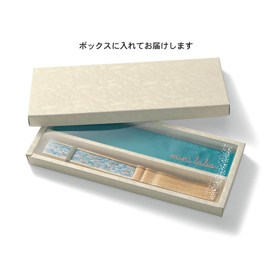 mini_labo_jp(ミニラボ) さんのインスタグラム写真 - (mini_labo_jp(ミニラボ) Instagram)「𓍯   𓂃◌𓈒𓐍  洗練された扇子で品よく涼んで   𓂃◌𓈒𓐍  ☞扇子／白竹堂  京扇子の老舗「白竹堂」とコラボした扇子。 骨の部分は白竹を使用し、ミニラボデザインの繊細なフラワー柄がいっそう引き立ちます。  ロゴ入りのケース付きでさっとバッグや巾着にも入れやすいのがうれしい。  夏の通勤やお出かけに欠かせない扇子。洋服にも浴衣にもぴったりなミニラボのさわやかなデザインは、持っているだけでなんだか素敵な人になれそう。  ~~~~~~~~~  ＼まとめ買いで最大15％OFF／ ミニラボまとめ買いキャンペーン実施中 《期間:2023年4月20日(木)まで》  ミニラボ夏号発刊プレゼントキャンペーン実施中 《期間:2023年5月18日(木)まで》  詳しくは、画像をタップして商品ページをご確認ください。 ~~~~~~~~~  #minilabo #ミニラボ #ベルメゾン #BELLEMAISON #チュニック #夏ファッション #夏コーデ #大人ファッション #丁寧な暮らし #刺繍 #おしゃれな暮らし #日常を大切に #暮らしを楽しむ #シンプルに暮らす #通勤コーデ #お祭り #夏祭りコーデ #扇子 #夏ギフト #浴衣 #浴衣コーデ」4月12日 20時11分 - mini_labo_jp