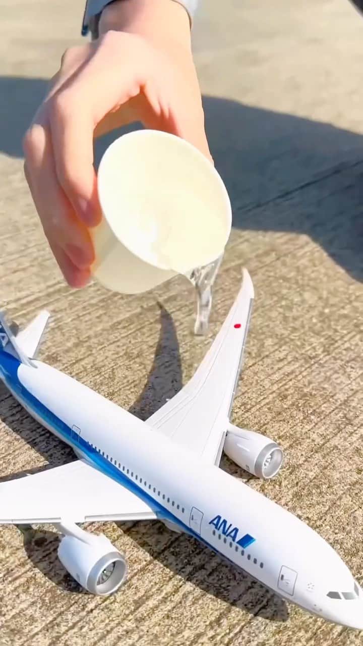 ANAのインスタグラム：「💧🪄✈️ #allnipponairways #飛行機 #airplane #空港 #airport #水 #Water #BIG #モデルプレーン #modelplane #進化 #evolution #magic #マジック」