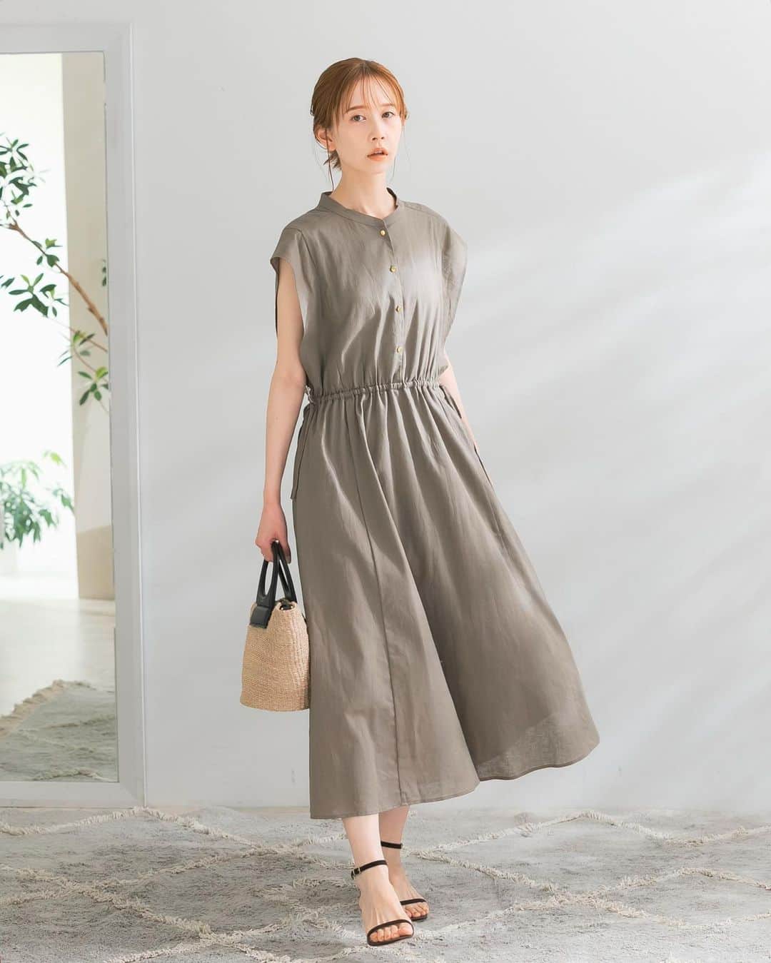 はれこのインスタグラム：「URBAN RESEARCH ROSSOのワンピースを大量に撮影しました👗🩵 ここに載せきれないくらい！  カーディガンを羽織って、 今の時期ちょうど良いと思います🤍  ぜひURBAN RESEARCH ONLINE STOREをチェックしてください🫶🏻 (ROSSOのワンピース一覧をご覧ください🥰)  -  #urbanresearchrosso  #urbanresearch  #アーバンリサーチ  #春服コーデ #春服コーディネート #ワンピースコーディネート  #ワンピコーデ」