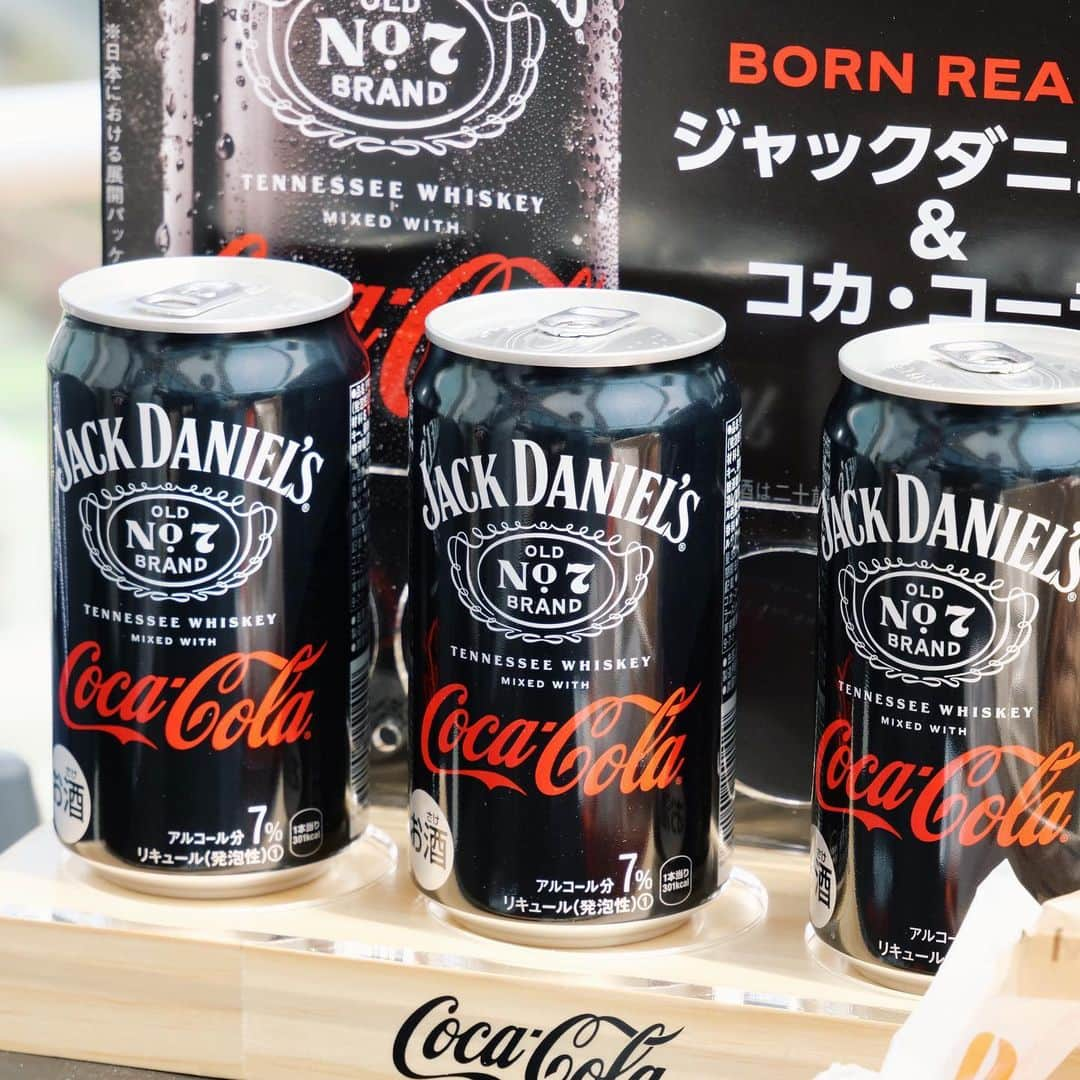 umamiburgerjpnさんのインスタグラム写真 - (umamiburgerjpnInstagram)「. 📣NEWS📣 . 明日4/13(木)〜 JACK DANIEL’S 　　　×  COCA COLA コラボドリンクが販売スタート致します‼️🔥 . 又、青山店ではジャックコークご注文頂いた皆様に、【ラバーケース】をプレゼント🎁 . コカ・コーラをミックスした初のお酒がついに誕生日！ スカッとした爽快感と口に広がる甘みがハンバーガーとの相性も抜群！🍔 . 是非店頭でお試しください！！ ※錦糸町PARCO店ではお取り扱いが御座いません。ご了承ください。 . . #ウマミバーガー #UMAMIBURGER #umamiburgerjpn #umamiburger#hamburger #hamburgershop#カフェ #グルメ #ランチ #ハンバーガー#ハンバーガー好き#ハンバーガー#jackdaniels #cocacola #ジャックダニエル#コカコーラ」4月12日 20時17分 - umamiburgerjpn