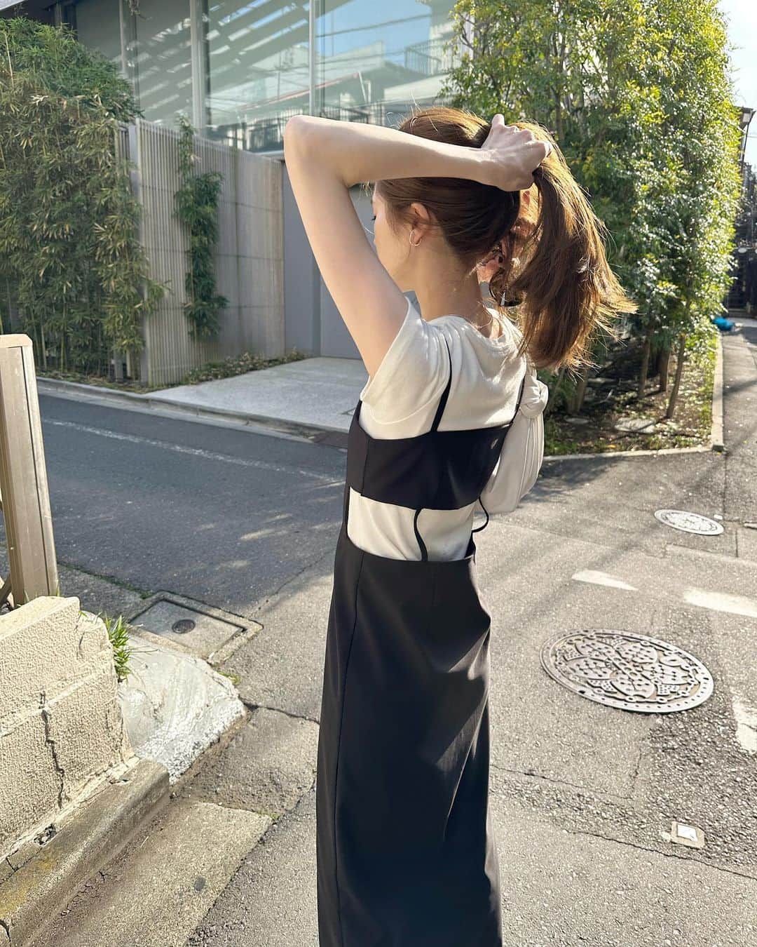 のインスタグラム：「PPP series 🧺 ㅤㅤㅤㅤㅤㅤㅤㅤㅤㅤㅤㅤㅤ 愛おしいopsがついに完成しました🥹✨ 印象的なカットアウトデザインで、前後2wayで着用可能♡ ㅤㅤㅤㅤㅤㅤㅤㅤㅤㅤㅤㅤㅤㅤㅤㅤㅤㅤㅤㅤㅤㅤㅤㅤㅤㅤ 両色ヘビロテ確定です🌳✔︎ ㅤㅤㅤㅤㅤㅤㅤㅤㅤㅤㅤㅤㅤ ㅤㅤㅤㅤㅤㅤㅤㅤㅤㅤㅤㅤㅤ #shoponpon #ワンピース#キャミワンピース#キャミワンピ#ブラックコーデ#ロングスカート#ロングワンピース#ロングワンピ#レイヤードコーデ#ミニt#白t#白tコーデ#ポニーテール#ボッテガヴェネタ #モノトーンコーデ#シンプルコーデ#春服#春コーデ」