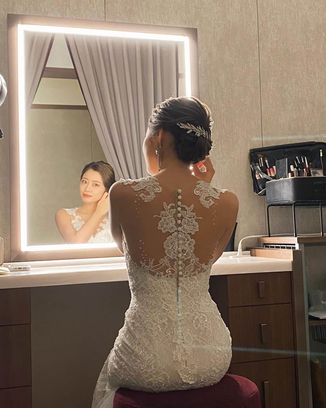 のインスタグラム：「. 私の短い髪でも完璧なヘアにしてもらった🤍 かっちりすぎず緩すぎず編み込まない まとめ髪、というアバウトな 要望に理想以上の仕上がり👰🏼✨ . #wedding」