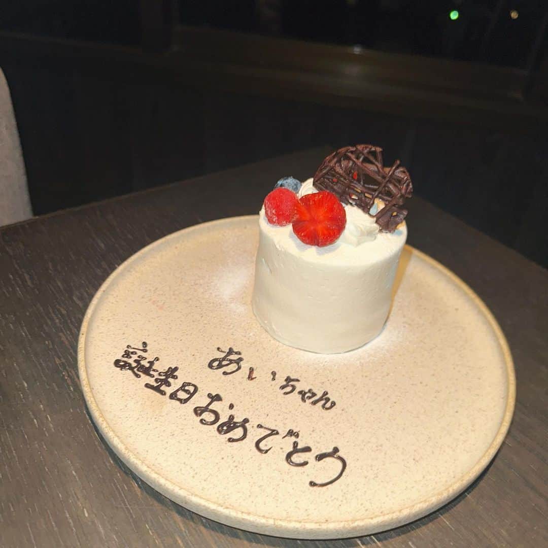 遠野愛さんのインスタグラム写真 - (遠野愛Instagram)「26歳の誕生日🎂 たくさんのメッセージありがとうございました！ 3年前は福岡に来たばかりで友達少なく コロナもあって1人でケーキを食べたのに 今年はたくさんお祝いしてもらえました🥂 いつのまにか福岡に大切な人がいっぱいになっていた☺️  #感謝 #誕生日 #26 #birthday #サプライズ #花束 #年々増えるプレゼントのお酒率から大人を感じる」4月12日 20時21分 - ai.tono_fbs