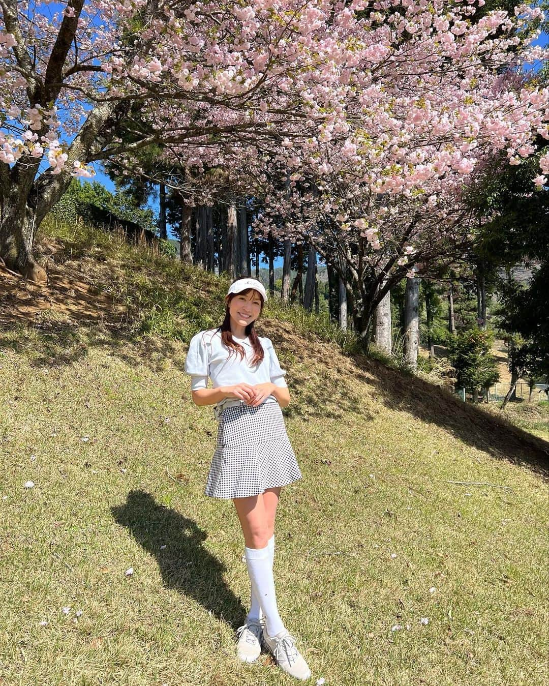 高沢奈苗さんのインスタグラム写真 - (高沢奈苗Instagram)「.  富士山〜🏔✨  めっちゃ綺麗！ ゴルフ場から富士山見えるとテンション上がるのはなんでだろう😇  @sunmembers ⛳️ 初めて行ったけど都内から1時間くらいだしコースの景色も綺麗で最高💛  お昼ご飯もおいしかった〜💛 ハーフサイズで対応してくれるのも嬉しい🥹✨  そしてトイレがリニューアルしてめっちゃ綺麗だったので思わず動画撮っちゃった🤣 デパートのトイレみたい🥰  .  この日はショットはまずまず良かったけどスコアはいつも通り😅  またリベンジしに行きたいなぁ🔥🏌️‍♀️  .  .  #サンメンバーズ #ゴルフ #ゴルフ女子 #春ゴルフ #ゴルフファッション」4月12日 20時33分 - nanaetakasawa