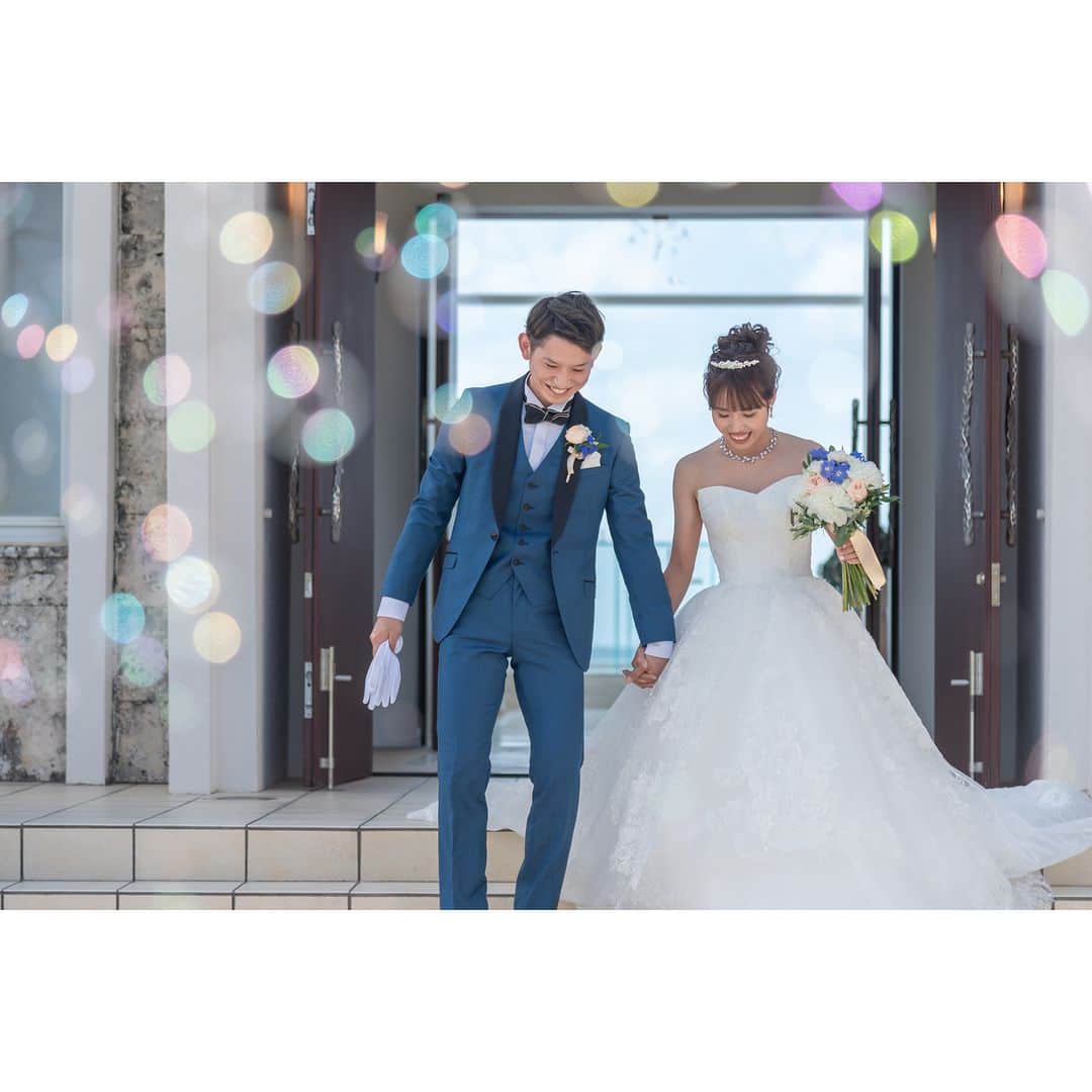 ワタベウェディングさんのインスタグラム写真 - (ワタベウェディングInstagram)「ワタベウェディングでリゾート挙式をされた素敵な卒花嫁さまをご紹介します💍✨ ----------------------------------------------- 2022年10月、沖縄本島にある"アクアグレイス・チャペル"で挙式されたカップル様🔔    海外旅行が好きでリゾート婚にずっと憧れがあったそうです。 大切な家族との旅行を兼ねて、夢を実現できる最高な機会にしたく、リゾートウェディングを選ばれました。  おふたりにウェディングでこだわられたことをお伺いすると 「料理にはとてもこだわり、良い料理を提供しました。サプライズで三線演奏を取り入れると、沖縄感が一気に感じられて良かったです。 家族で衣装も揃えて撮影できたこともいい思い出になりました！」 と教えてくださいました。  ご両家お揃いの衣裳でのビーチでのお写真やパーティのお写真も、一体感があってとても素敵ですよね！     実は、アクアグレイス・チャペルは、料理が美味しい！と口コミを多くいただく会場なんですよ✨ アクアグレイス・チャペルについてムービーでもご紹介しています✨ どんな特徴があるの？どんな場所にあるの？少しでも気になった方は、こちらからチェック👉 #アクアグレイスチャペルガイドムービー ----------------------------------------------- #ワタベウェディング #watabewedding #リゾートウェディング #リゾート挙式 #ウェディングフォト #フォトウェディング #結婚式 #挙式 #プレ花嫁 #卒花嫁 #プレ花嫁さんと繋がりたい #結婚式準備 #2023夏婚 #2023秋婚 #ゼクシィ #沖縄ウェディング #少人数結婚式 #家族婚 #沖縄挙式 #家族挙式レポ #ハワイ挙式 #結婚式決行 #式場見学レポ #少人数ウェディング #式場迷子 #ナチュラルウェディング #沖縄 #沖縄挙式 #会場選び」4月12日 20時30分 - watabewedding