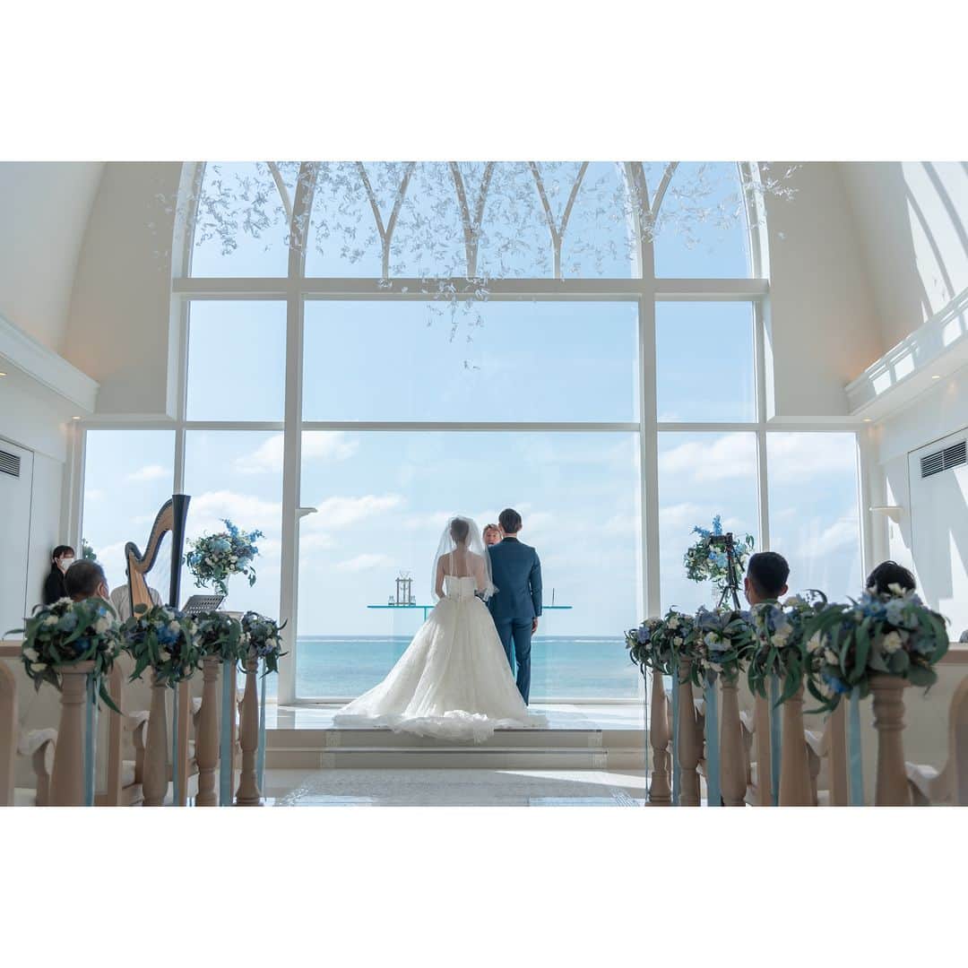 ワタベウェディングさんのインスタグラム写真 - (ワタベウェディングInstagram)「ワタベウェディングでリゾート挙式をされた素敵な卒花嫁さまをご紹介します💍✨ ----------------------------------------------- 2022年10月、沖縄本島にある"アクアグレイス・チャペル"で挙式されたカップル様🔔    海外旅行が好きでリゾート婚にずっと憧れがあったそうです。 大切な家族との旅行を兼ねて、夢を実現できる最高な機会にしたく、リゾートウェディングを選ばれました。  おふたりにウェディングでこだわられたことをお伺いすると 「料理にはとてもこだわり、良い料理を提供しました。サプライズで三線演奏を取り入れると、沖縄感が一気に感じられて良かったです。 家族で衣装も揃えて撮影できたこともいい思い出になりました！」 と教えてくださいました。  ご両家お揃いの衣裳でのビーチでのお写真やパーティのお写真も、一体感があってとても素敵ですよね！     実は、アクアグレイス・チャペルは、料理が美味しい！と口コミを多くいただく会場なんですよ✨ アクアグレイス・チャペルについてムービーでもご紹介しています✨ どんな特徴があるの？どんな場所にあるの？少しでも気になった方は、こちらからチェック👉 #アクアグレイスチャペルガイドムービー ----------------------------------------------- #ワタベウェディング #watabewedding #リゾートウェディング #リゾート挙式 #ウェディングフォト #フォトウェディング #結婚式 #挙式 #プレ花嫁 #卒花嫁 #プレ花嫁さんと繋がりたい #結婚式準備 #2023夏婚 #2023秋婚 #ゼクシィ #沖縄ウェディング #少人数結婚式 #家族婚 #沖縄挙式 #家族挙式レポ #ハワイ挙式 #結婚式決行 #式場見学レポ #少人数ウェディング #式場迷子 #ナチュラルウェディング #沖縄 #沖縄挙式 #会場選び」4月12日 20時30分 - watabewedding