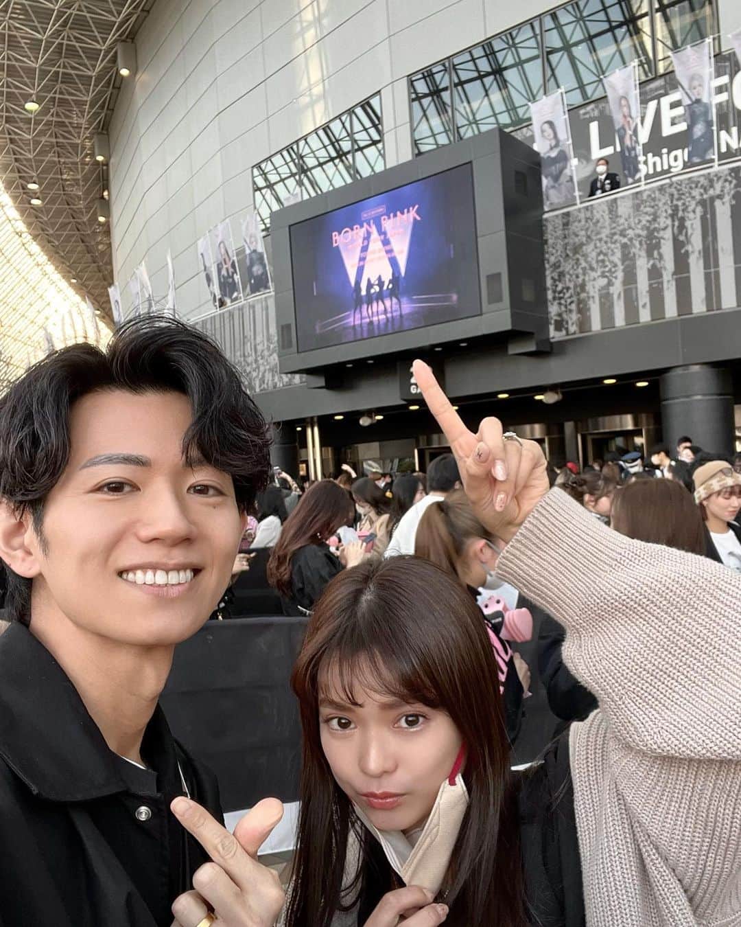 酒匂彩名のインスタグラム：「: 久々に夜の時間帯2人でお出かけでした👏 産後は2回目(笑) 御母様本当に有難うございます🙇‍♀️笑 本当に夜に出歩く機会がなくなったので、夜の空気感にそわそわしました🤣 久々のライブと東京ドームの人の多さにやや目が回りつつ(笑) JISOOちゃん美人すぎたし ROSEちゃんすっごいカッコよかったし JENNIEちゃんめっちゃ可愛いかったし RISAちゃんは神降臨って感じでした。9頭身なのかな？笑 本当にこの世に生きてたんだ…神様有難う。 って思った次第です。(どんな感想)  知り合いやフォロワーの方にもバッタリ会えたし、とっても楽しかったです🫶 声をかけてくれた皆さん有難う✨  : #BLACKPINK #bornpink #bornpinkintokyo  #ブラックピンク　#東京ドーム　 #ライブデート」