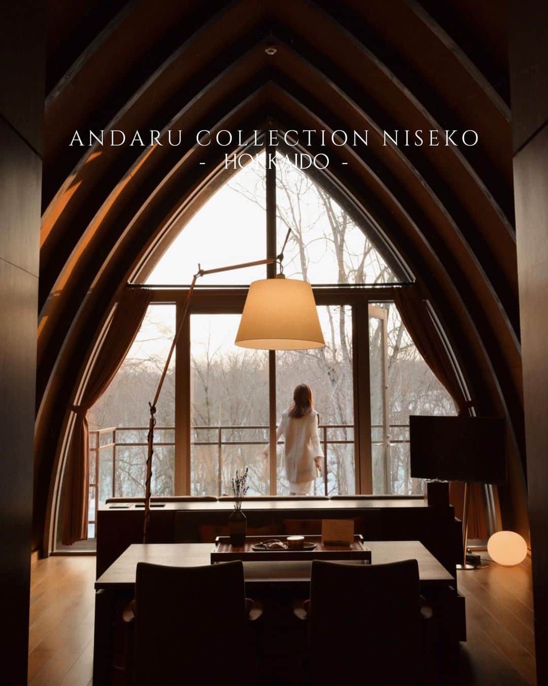 MEGさんのインスタグラム写真 - (MEGInstagram)「⌇ANDARU COLLECTION NISEKO  2022年6月にOpen. 約9200㎡の広大な森の中にあるわずか6棟のプライベートヴィラを一棟貸切。 世界屈指のアウトドアリゾート、ニセコの大自然が堪能できる🏔️  車から降りてホテルに着いた瞬間のあの感動は、今までにない想像を絶するものだった。  広々とした2階建てヴィラは、ラグジュアリーなのに、木の温もりで居心地が良くて、ホテルに籠りたくなる”一歩も外でなくていいや“状態になる。  1階にはダブルベッドが2台とテレビ、ウォークインクローゼット、バスルーム、 2階にはソファベッドとテレビ、食器付き、簡易キッチン、カプセル付きコーヒーマシン、BALMUDAレンジがあるから、お部屋でコーヒーを淹れた☕️  🥪Breakfast  季節毎に異なる贅沢なアメリカンブレックファースト。今回はメインディッシュ3種類(エッグベネディクト/オムレツ／スクランブルエッグ)のうちエッグベネディクトにした。ソースは酸味とコクがあって、凄く美味しかった。  夏はニセコの食材を味わうBBQもできるそう。 ラフティングや登山、トレッキング、カヌーなど。 冬はパウダースノウに囲まれたステイ。  国外の旅行者が1年を通じて数多く訪れる理由がわかる🇯🇵次は真冬に、あの感動を味わいに、また絶対に来る。 私の中で“一生に1度は訪れてほしい贅沢ヴィラ“に😌🧡  1棟4人まで。 Check in  15:00- Check out -12:00  📍北海道虻田郡倶知安町樺山２１７−８  札幌・新千歳空港から車で約2時間 札幌から電車で約3時間 JR「比羅夫駅」徒歩17分 JR倶知安駅よりタクシーで約15分 倶知安駅より無料送迎車有り「事前予約必須」  #PR  @andarucollection_niseko   #hotel_megvlog  #AndaruCollectionNiseko #アンダルコレクションニセコ #ニセコ #ニセコ町 #アンダル #ラグジュアリーヴィラ #ヴィラ   #ニセコ旅行 #北海道旅行  #北海道ホテル #ホテルステイ #ラグジュアリーホテル #国内旅行 #ホテル」4月12日 20時30分 - _meg_7