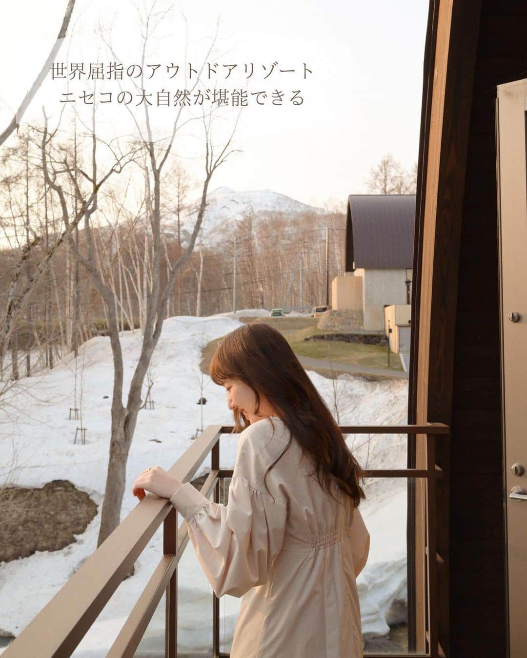 MEGさんのインスタグラム写真 - (MEGInstagram)「⌇ANDARU COLLECTION NISEKO  2022年6月にOpen. 約9200㎡の広大な森の中にあるわずか6棟のプライベートヴィラを一棟貸切。 世界屈指のアウトドアリゾート、ニセコの大自然が堪能できる🏔️  車から降りてホテルに着いた瞬間のあの感動は、今までにない想像を絶するものだった。  広々とした2階建てヴィラは、ラグジュアリーなのに、木の温もりで居心地が良くて、ホテルに籠りたくなる”一歩も外でなくていいや“状態になる。  1階にはダブルベッドが2台とテレビ、ウォークインクローゼット、バスルーム、 2階にはソファベッドとテレビ、食器付き、簡易キッチン、カプセル付きコーヒーマシン、BALMUDAレンジがあるから、お部屋でコーヒーを淹れた☕️  🥪Breakfast  季節毎に異なる贅沢なアメリカンブレックファースト。今回はメインディッシュ3種類(エッグベネディクト/オムレツ／スクランブルエッグ)のうちエッグベネディクトにした。ソースは酸味とコクがあって、凄く美味しかった。  夏はニセコの食材を味わうBBQもできるそう。 ラフティングや登山、トレッキング、カヌーなど。 冬はパウダースノウに囲まれたステイ。  国外の旅行者が1年を通じて数多く訪れる理由がわかる🇯🇵次は真冬に、あの感動を味わいに、また絶対に来る。 私の中で“一生に1度は訪れてほしい贅沢ヴィラ“に😌🧡  1棟4人まで。 Check in  15:00- Check out -12:00  📍北海道虻田郡倶知安町樺山２１７−８  札幌・新千歳空港から車で約2時間 札幌から電車で約3時間 JR「比羅夫駅」徒歩17分 JR倶知安駅よりタクシーで約15分 倶知安駅より無料送迎車有り「事前予約必須」  #PR  @andarucollection_niseko   #hotel_megvlog  #AndaruCollectionNiseko #アンダルコレクションニセコ #ニセコ #ニセコ町 #アンダル #ラグジュアリーヴィラ #ヴィラ   #ニセコ旅行 #北海道旅行  #北海道ホテル #ホテルステイ #ラグジュアリーホテル #国内旅行 #ホテル」4月12日 20時30分 - _meg_7