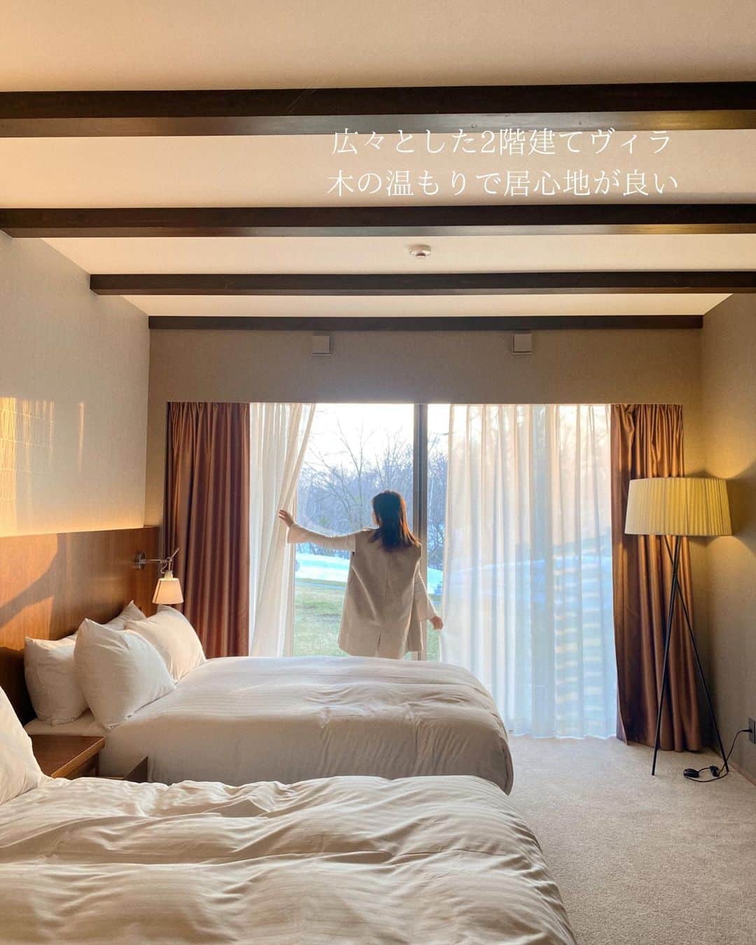 MEGさんのインスタグラム写真 - (MEGInstagram)「⌇ANDARU COLLECTION NISEKO  2022年6月にOpen. 約9200㎡の広大な森の中にあるわずか6棟のプライベートヴィラを一棟貸切。 世界屈指のアウトドアリゾート、ニセコの大自然が堪能できる🏔️  車から降りてホテルに着いた瞬間のあの感動は、今までにない想像を絶するものだった。  広々とした2階建てヴィラは、ラグジュアリーなのに、木の温もりで居心地が良くて、ホテルに籠りたくなる”一歩も外でなくていいや“状態になる。  1階にはダブルベッドが2台とテレビ、ウォークインクローゼット、バスルーム、 2階にはソファベッドとテレビ、食器付き、簡易キッチン、カプセル付きコーヒーマシン、BALMUDAレンジがあるから、お部屋でコーヒーを淹れた☕️  🥪Breakfast  季節毎に異なる贅沢なアメリカンブレックファースト。今回はメインディッシュ3種類(エッグベネディクト/オムレツ／スクランブルエッグ)のうちエッグベネディクトにした。ソースは酸味とコクがあって、凄く美味しかった。  夏はニセコの食材を味わうBBQもできるそう。 ラフティングや登山、トレッキング、カヌーなど。 冬はパウダースノウに囲まれたステイ。  国外の旅行者が1年を通じて数多く訪れる理由がわかる🇯🇵次は真冬に、あの感動を味わいに、また絶対に来る。 私の中で“一生に1度は訪れてほしい贅沢ヴィラ“に😌🧡  1棟4人まで。 Check in  15:00- Check out -12:00  📍北海道虻田郡倶知安町樺山２１７−８  札幌・新千歳空港から車で約2時間 札幌から電車で約3時間 JR「比羅夫駅」徒歩17分 JR倶知安駅よりタクシーで約15分 倶知安駅より無料送迎車有り「事前予約必須」  #PR  @andarucollection_niseko   #hotel_megvlog  #AndaruCollectionNiseko #アンダルコレクションニセコ #ニセコ #ニセコ町 #アンダル #ラグジュアリーヴィラ #ヴィラ   #ニセコ旅行 #北海道旅行  #北海道ホテル #ホテルステイ #ラグジュアリーホテル #国内旅行 #ホテル」4月12日 20時30分 - _meg_7