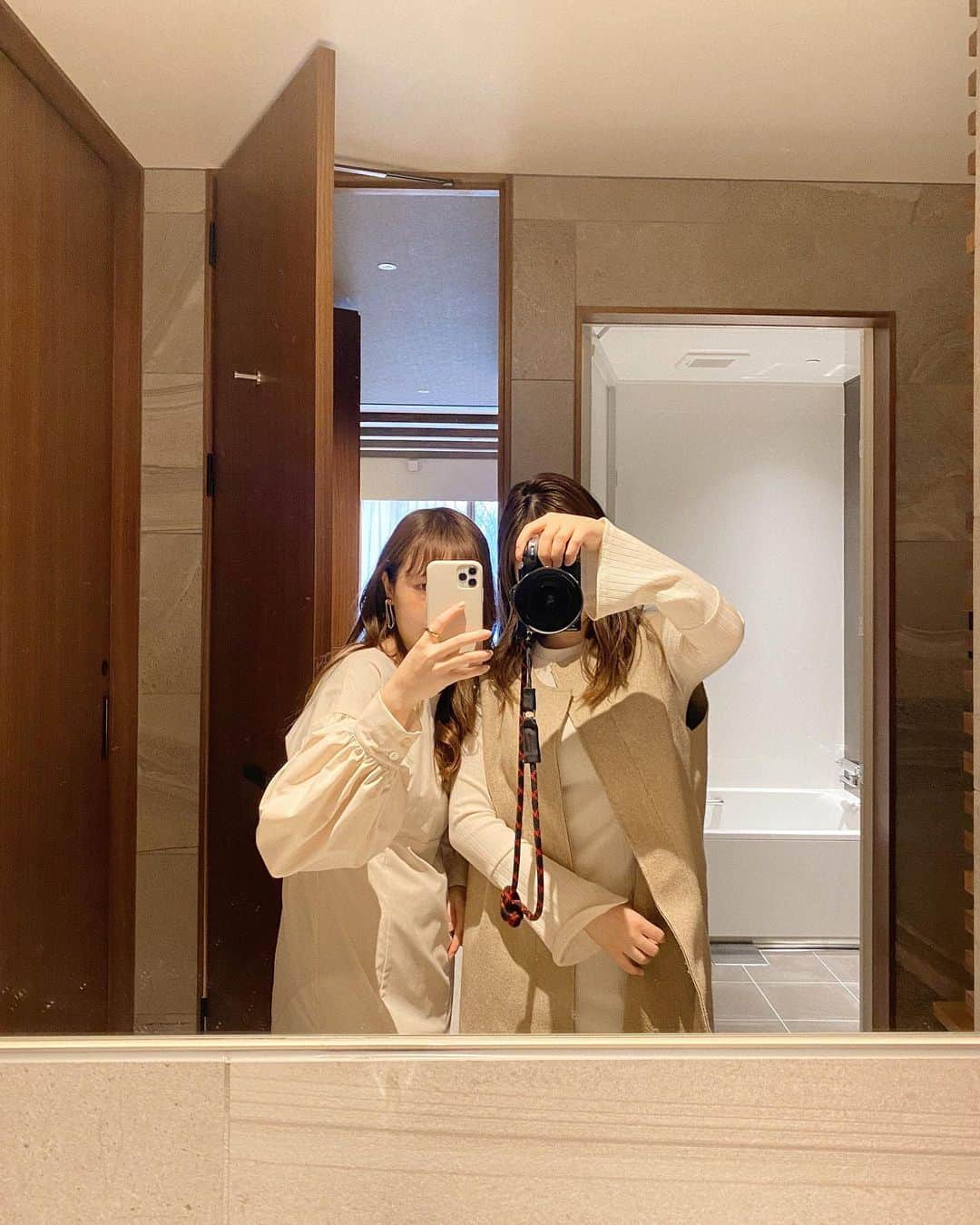 MEGさんのインスタグラム写真 - (MEGInstagram)「⌇ANDARU COLLECTION NISEKO  2022年6月にOpen. 約9200㎡の広大な森の中にあるわずか6棟のプライベートヴィラを一棟貸切。 世界屈指のアウトドアリゾート、ニセコの大自然が堪能できる🏔️  車から降りてホテルに着いた瞬間のあの感動は、今までにない想像を絶するものだった。  広々とした2階建てヴィラは、ラグジュアリーなのに、木の温もりで居心地が良くて、ホテルに籠りたくなる”一歩も外でなくていいや“状態になる。  1階にはダブルベッドが2台とテレビ、ウォークインクローゼット、バスルーム、 2階にはソファベッドとテレビ、食器付き、簡易キッチン、カプセル付きコーヒーマシン、BALMUDAレンジがあるから、お部屋でコーヒーを淹れた☕️  🥪Breakfast  季節毎に異なる贅沢なアメリカンブレックファースト。今回はメインディッシュ3種類(エッグベネディクト/オムレツ／スクランブルエッグ)のうちエッグベネディクトにした。ソースは酸味とコクがあって、凄く美味しかった。  夏はニセコの食材を味わうBBQもできるそう。 ラフティングや登山、トレッキング、カヌーなど。 冬はパウダースノウに囲まれたステイ。  国外の旅行者が1年を通じて数多く訪れる理由がわかる🇯🇵次は真冬に、あの感動を味わいに、また絶対に来る。 私の中で“一生に1度は訪れてほしい贅沢ヴィラ“に😌🧡  1棟4人まで。 Check in  15:00- Check out -12:00  📍北海道虻田郡倶知安町樺山２１７−８  札幌・新千歳空港から車で約2時間 札幌から電車で約3時間 JR「比羅夫駅」徒歩17分 JR倶知安駅よりタクシーで約15分 倶知安駅より無料送迎車有り「事前予約必須」  #PR  @andarucollection_niseko   #hotel_megvlog  #AndaruCollectionNiseko #アンダルコレクションニセコ #ニセコ #ニセコ町 #アンダル #ラグジュアリーヴィラ #ヴィラ   #ニセコ旅行 #北海道旅行  #北海道ホテル #ホテルステイ #ラグジュアリーホテル #国内旅行 #ホテル」4月12日 20時30分 - _meg_7