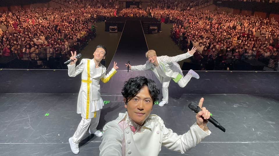 香取慎吾のインスタグラム：「#NAKAMAtoMEETING_vol2 in愛知 日本ガイシホール 二日間3公演とっても楽しい、美味しい、笑顔に包まれた時間でした。ありがとう！ #稲垣吾郎 #草彅剛 #香取慎吾 #新しい地図 次の #NtMv2 は来月ファイナル北海道だぁ！」