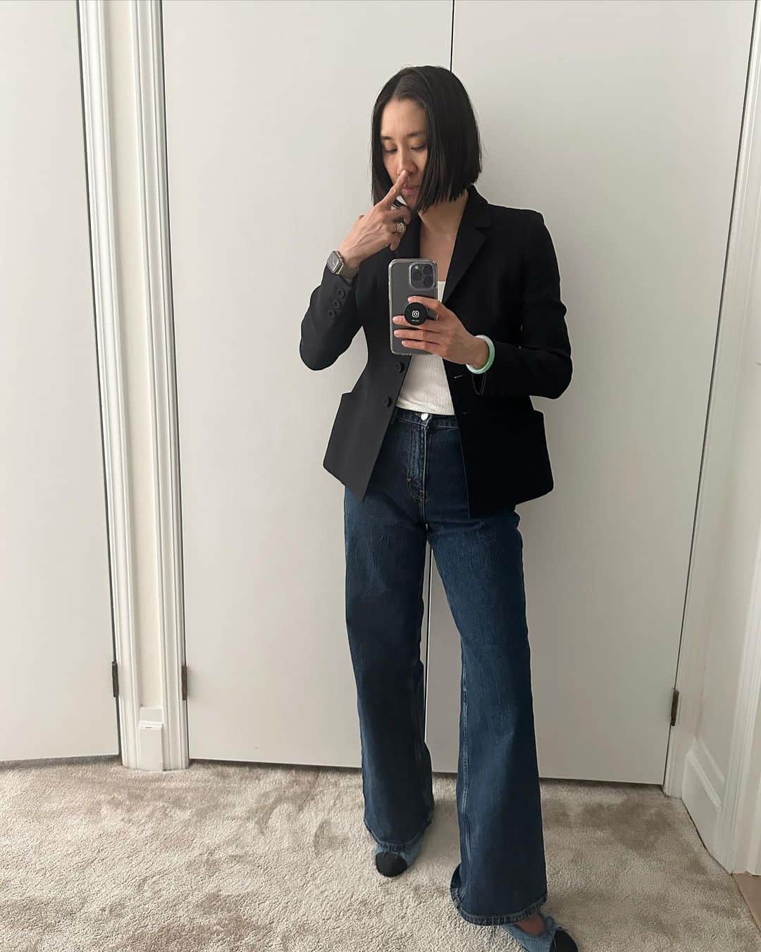 エヴァ・チェンのインスタグラム：「Still figuring out best selfie mirror in the new apartment: bedroom closet, entryway mirror, or elevator?」