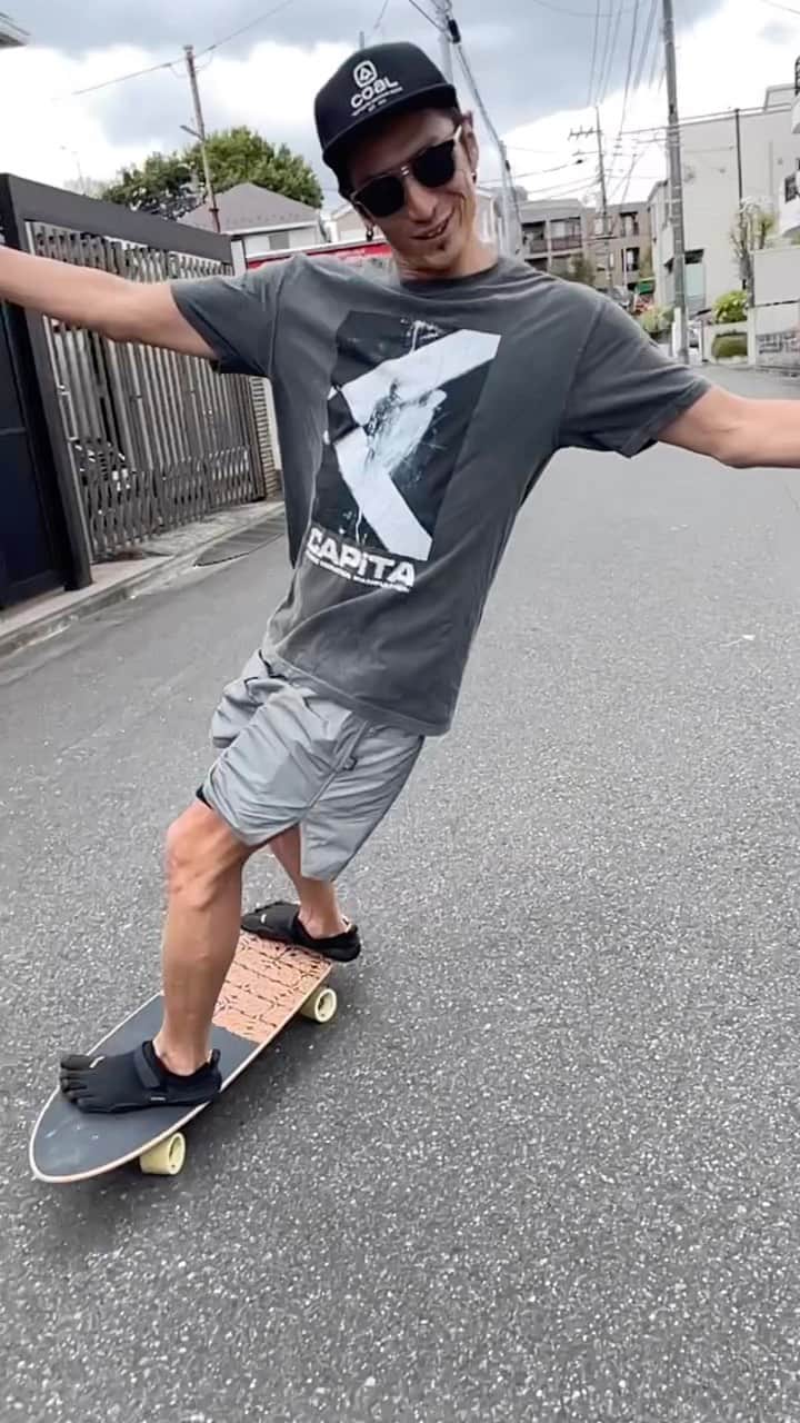 伊勢谷友介のインスタグラム：「海では風が強い日が続いてたので、街でちょこっとだけ。 手を広げてシュピーン🛩  #surfskate  #skate #tshirt  #capita #coalheadwear」