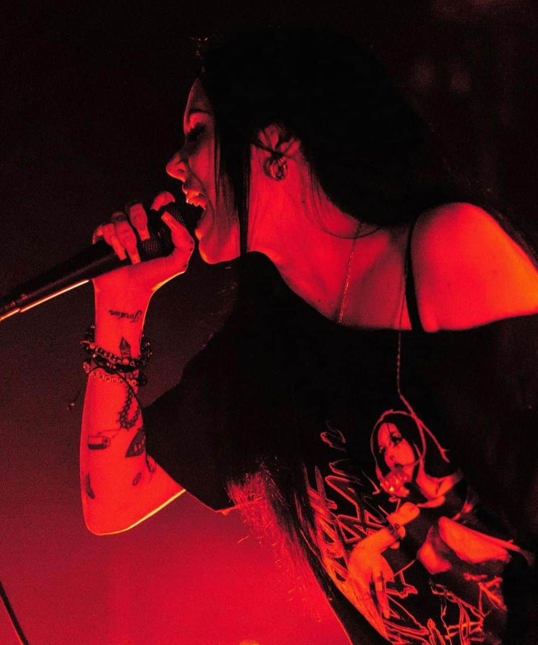 マギー・リンデマンのインスタグラム：「last show tn! see u soon 🧯」